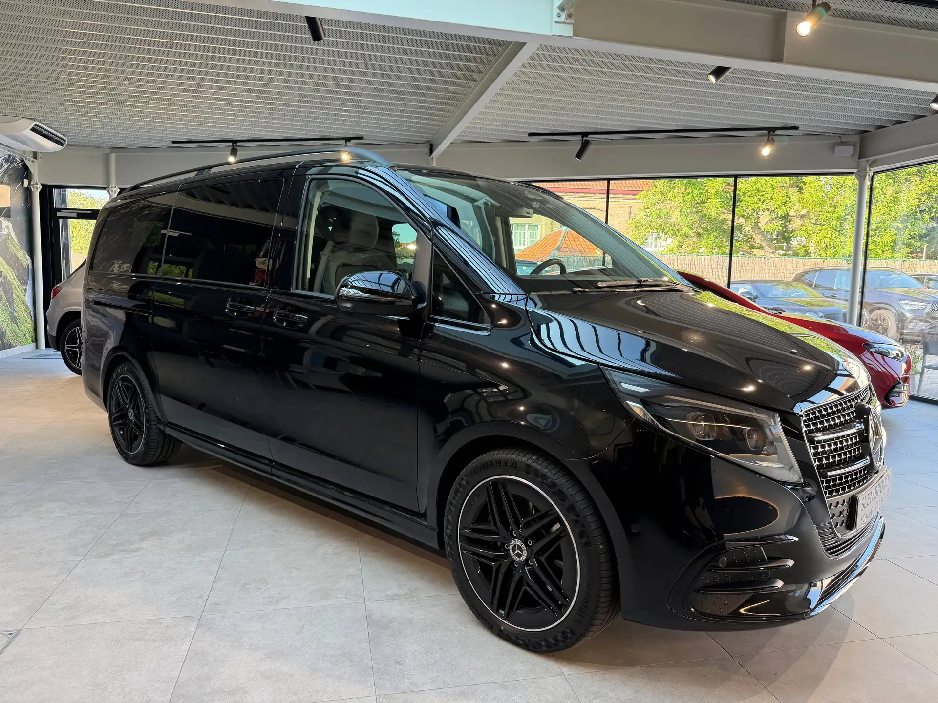 벤츠 Mercedes-Benz V-Class V 250 2025 검정 사진 4