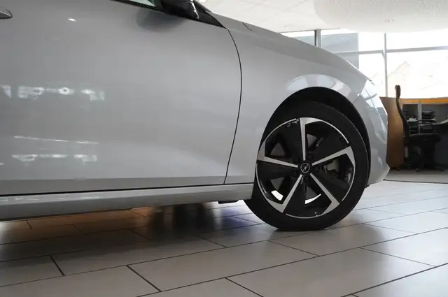 Opel Astra view 8