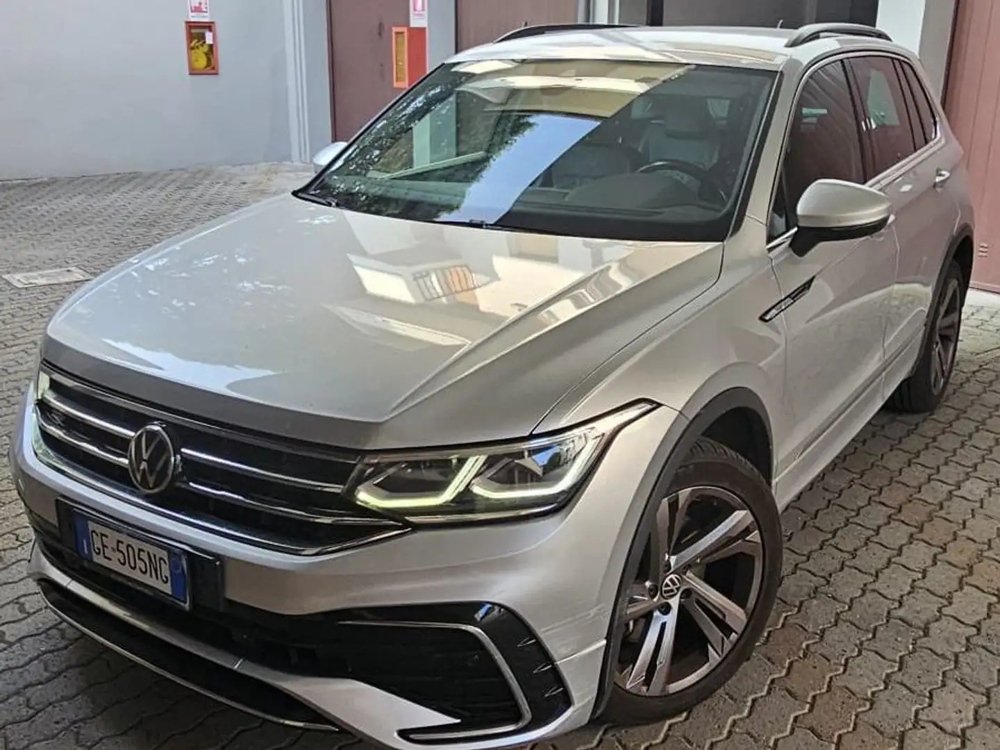 Volkswagen Tiguan Tiguan II 2021 2.0 tdi R-Line 4motion 200cv dsg Argento - 1