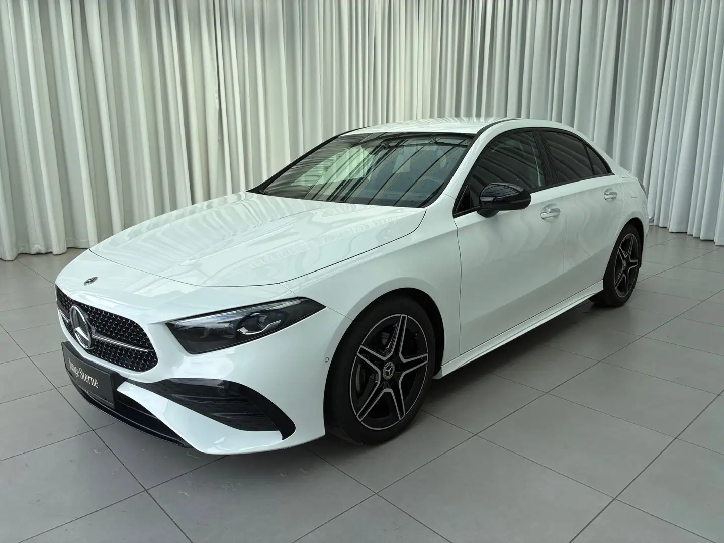 Mercedes-Benz A 180 Limousine AMG Weiß - 2