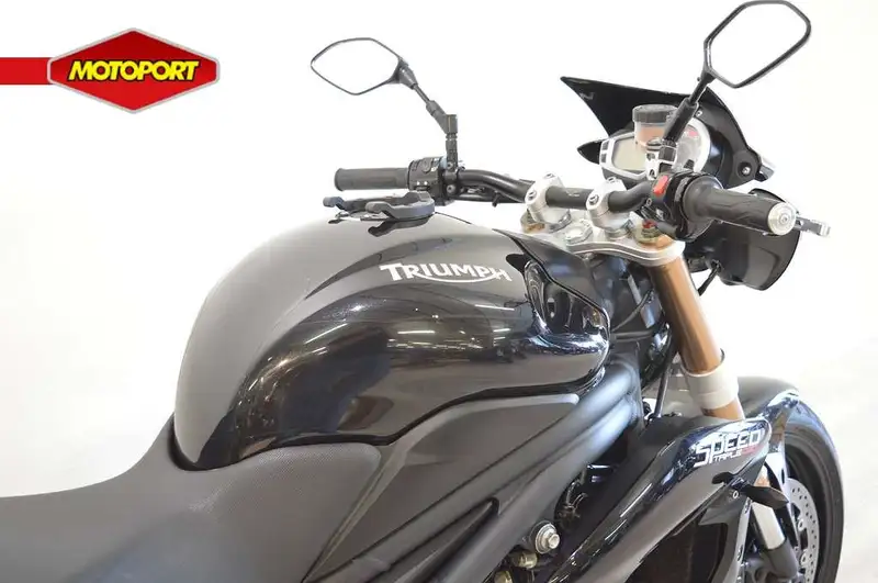 Triumph Speed Triple 1050 - foto 4