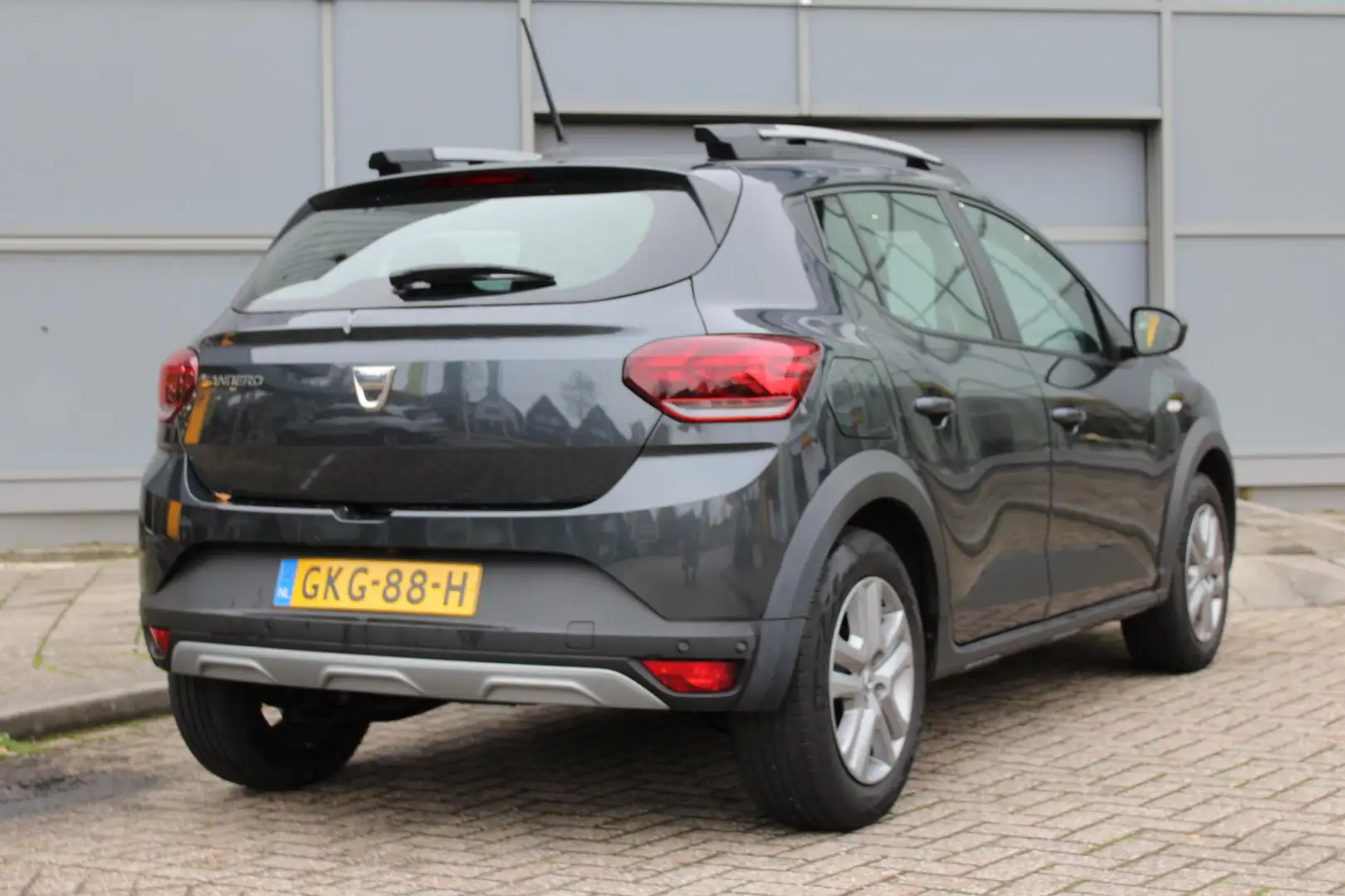 Dacia Sandero Stepway 1.0 TCe 90 Comfort | Navigatie via App | C Gris - 2