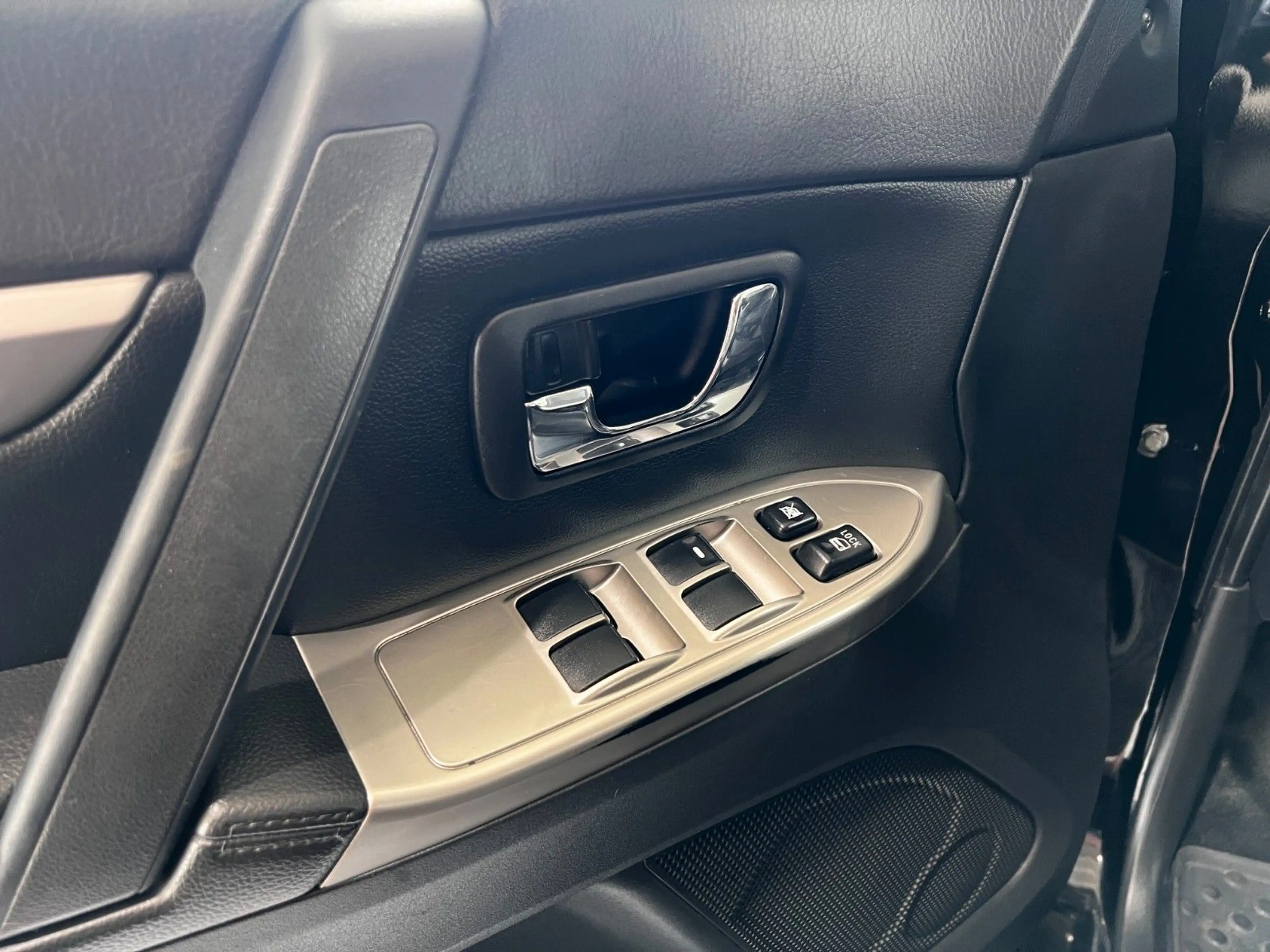 Mitsubishi Pajero 3.2 DI-D AWD | GSD | KAMERA | AHK | 7SITZ — photo 18