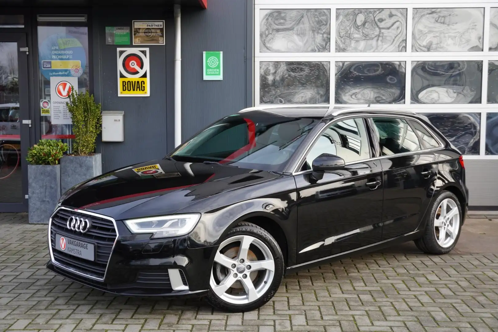 Audi A3 Sportback 1.5 TFSI Sport Automaat/Navi/PDC/Camera Zwart - 2