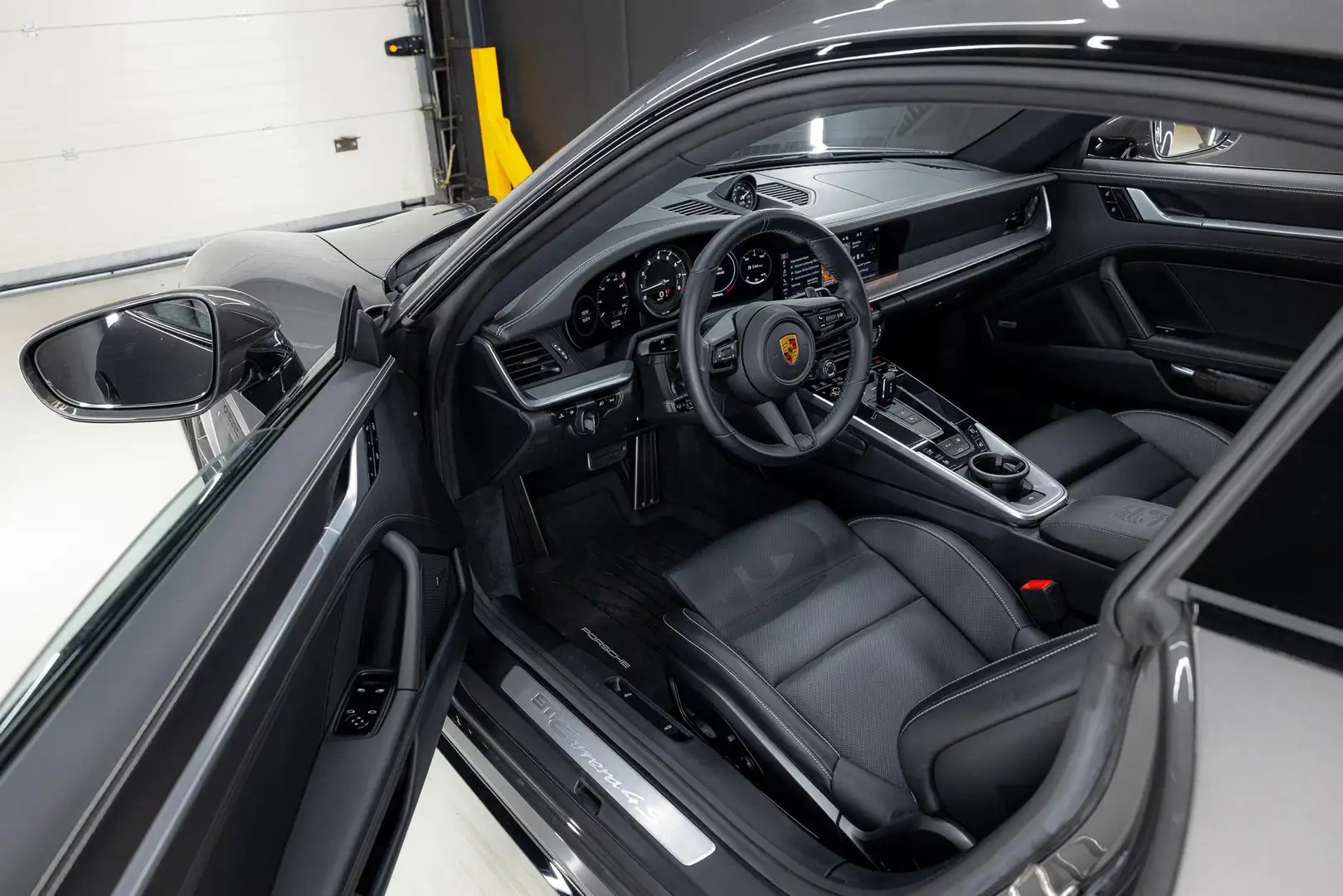 Porsche 992 992 3.0 Carrera 4S Pano | PDLS | Sportdesign | Spo Grijs - 2