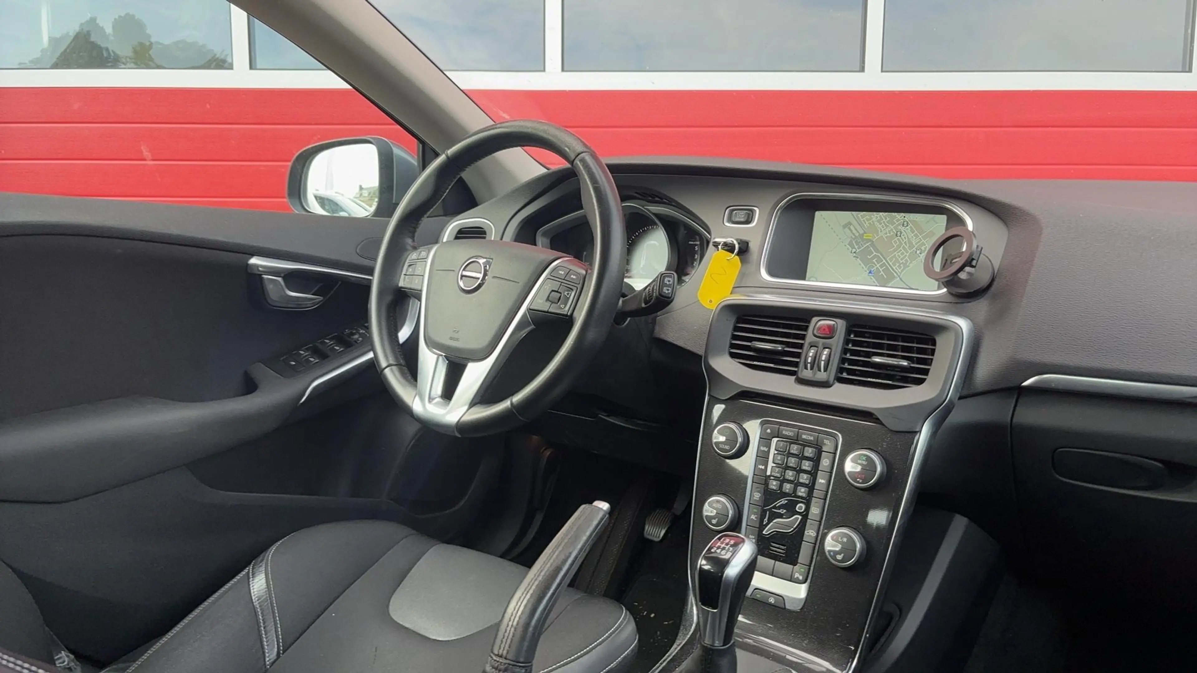 Volvo V40 2.0 D2 Nordic+ NWE D-RIEM / TREKHAAK / STANDKACHEL — photo 3