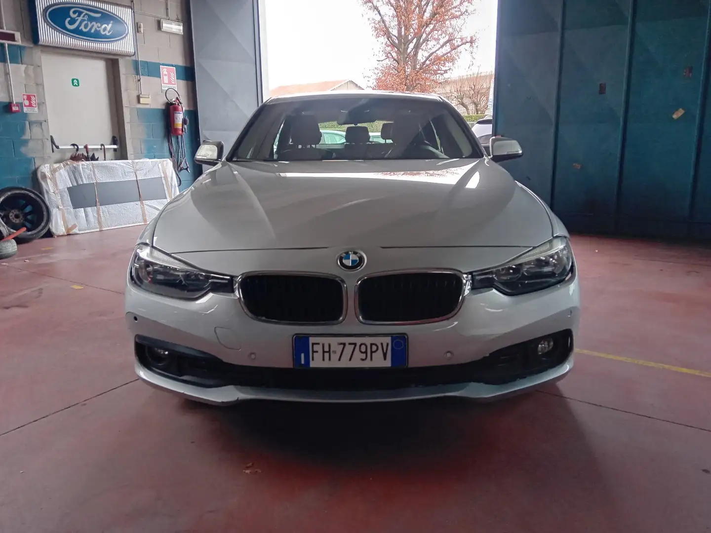 BMW 318 Serie 3  2015 318d Touring Business Advantage auto Silber - 1