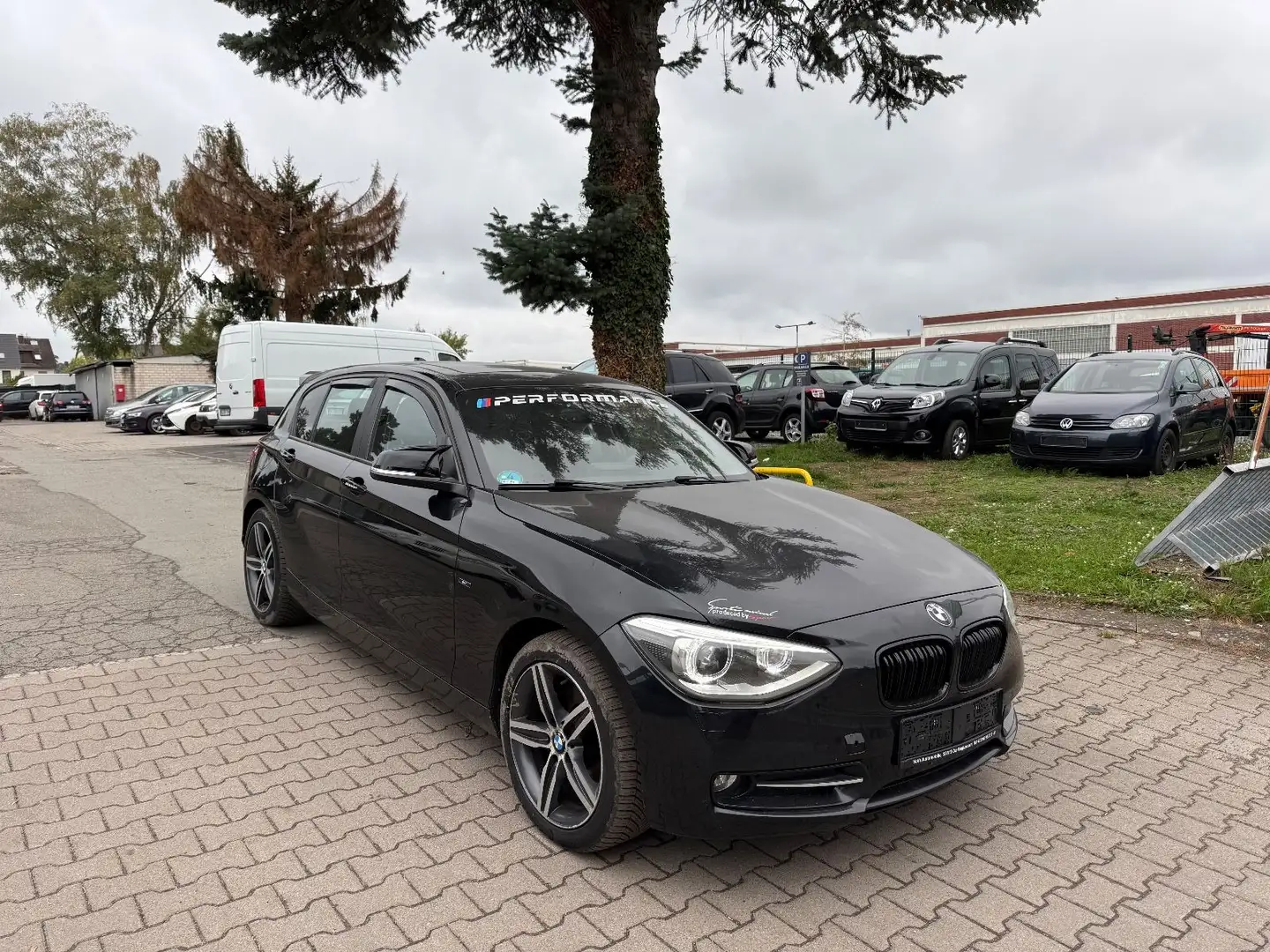 BMW 118 d xDrive Sport Line Navi GLASDACH XENON Schwarz - 1