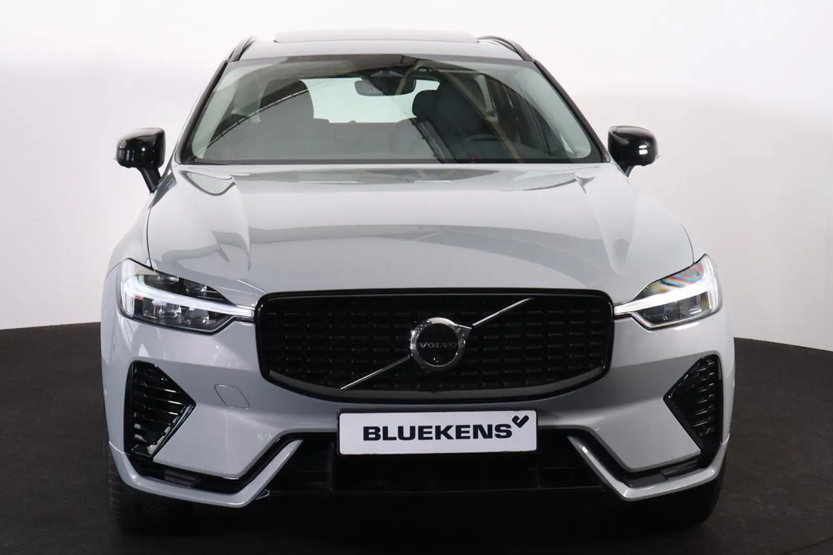 Volvo XC60 2.0 T6 Plug-in hybrid AWD Plus Dark Gris - 2