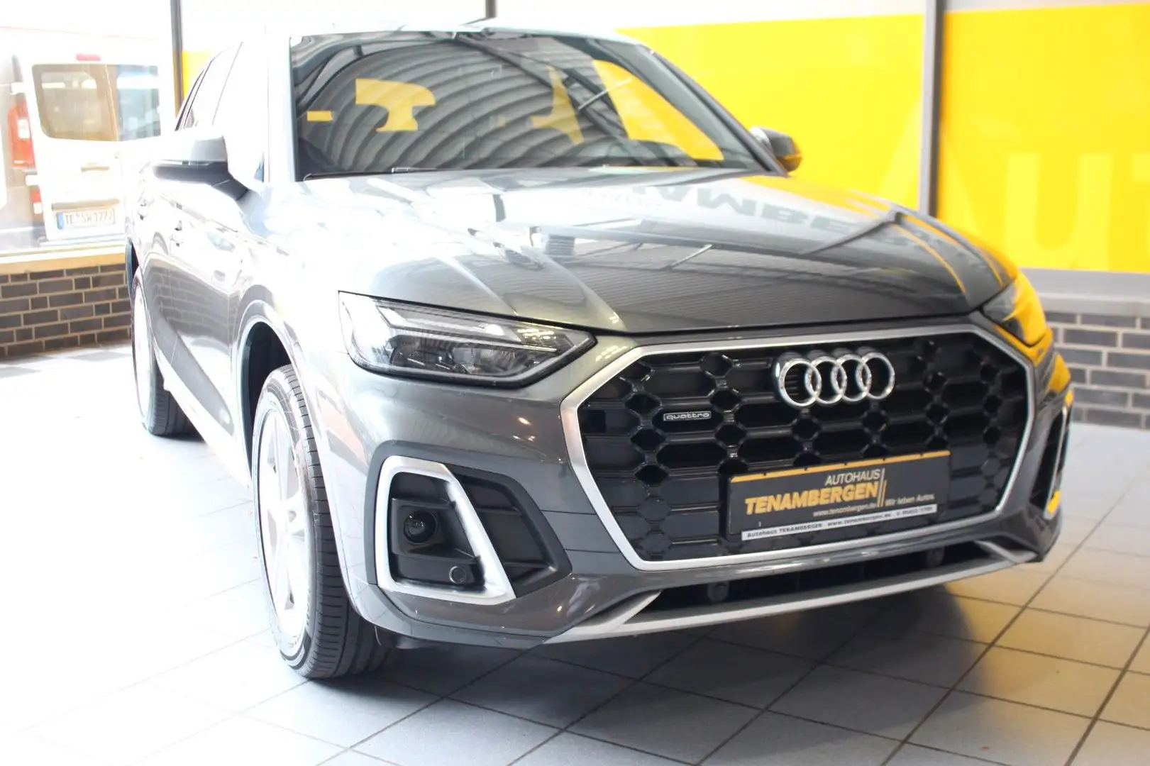 Audi Q5 40 TDI quattro S line Kamera MMI+ LED AHK Grau - 2