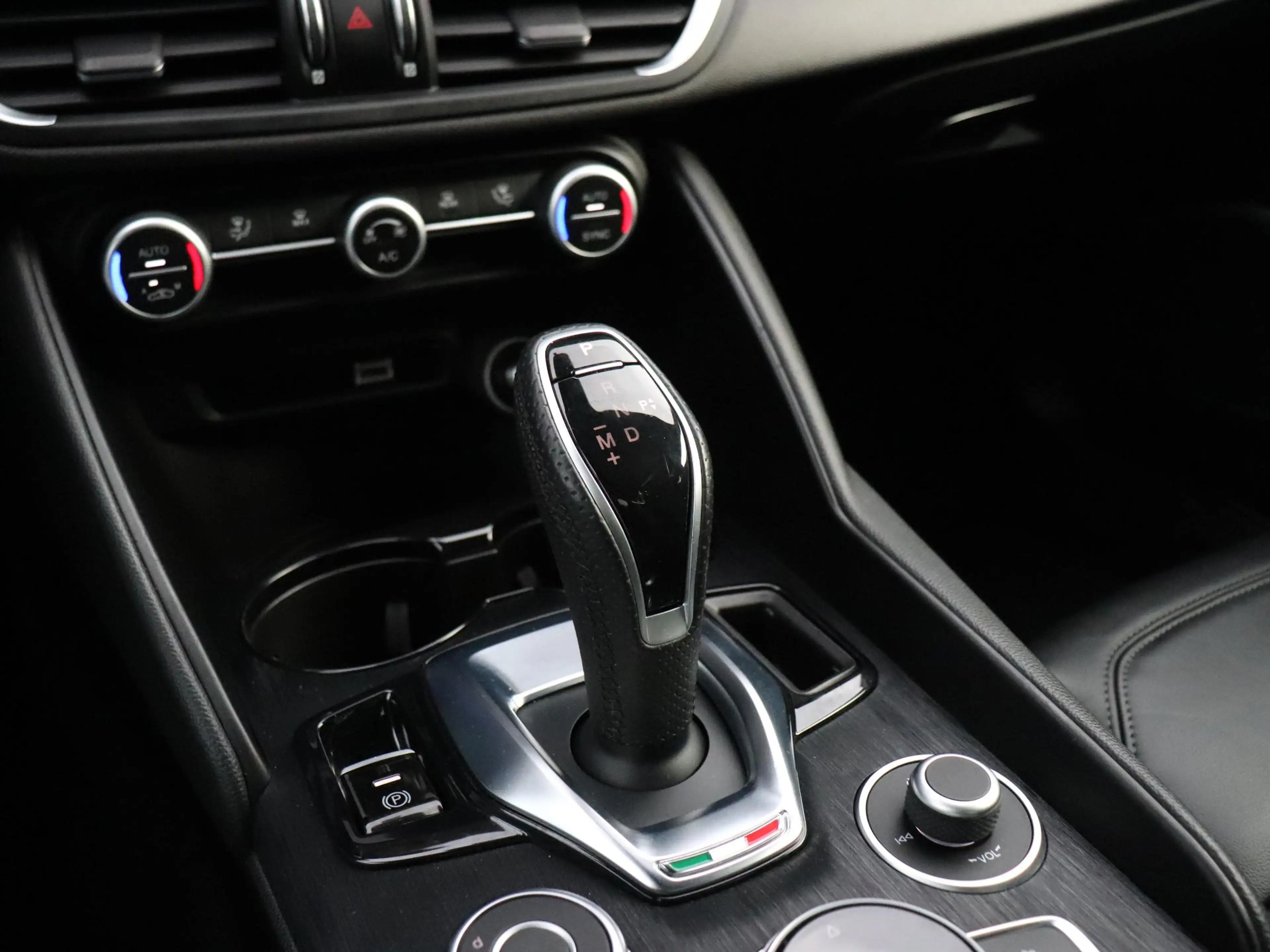 Alfa Romeo Giulia 2.2 LEER | NAVI |  CRUISE | CAMERA | — photo 16