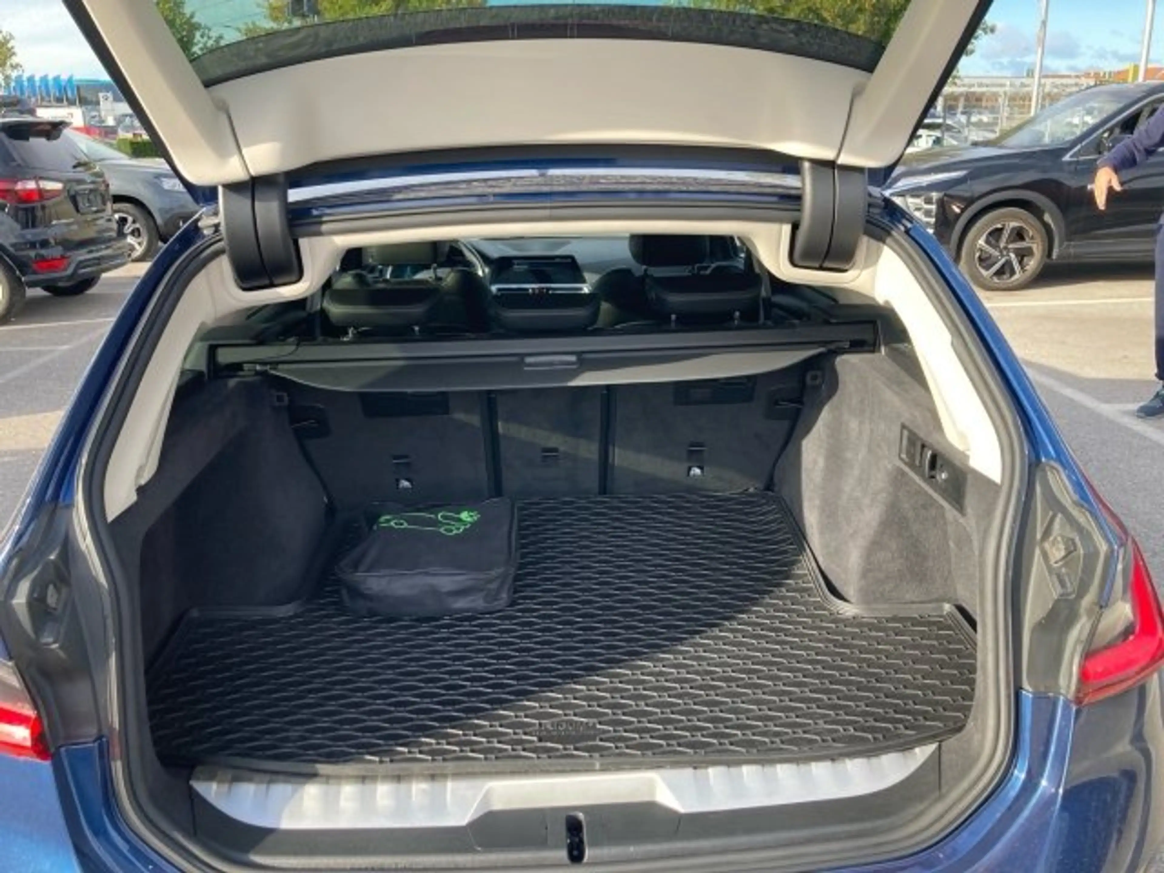 BMW 320 e PHEV xDrive Tou — photo 11