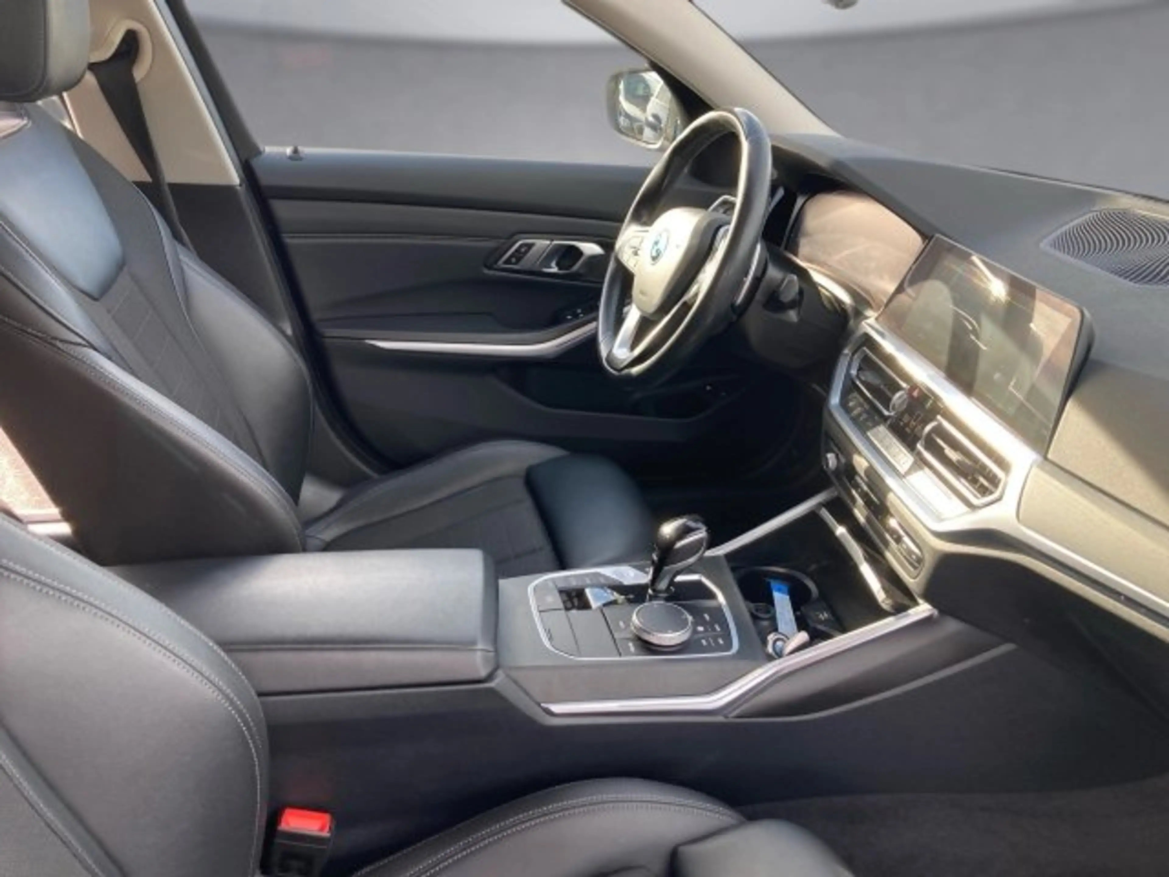 BMW 320 e PHEV xDrive Tou — photo 9