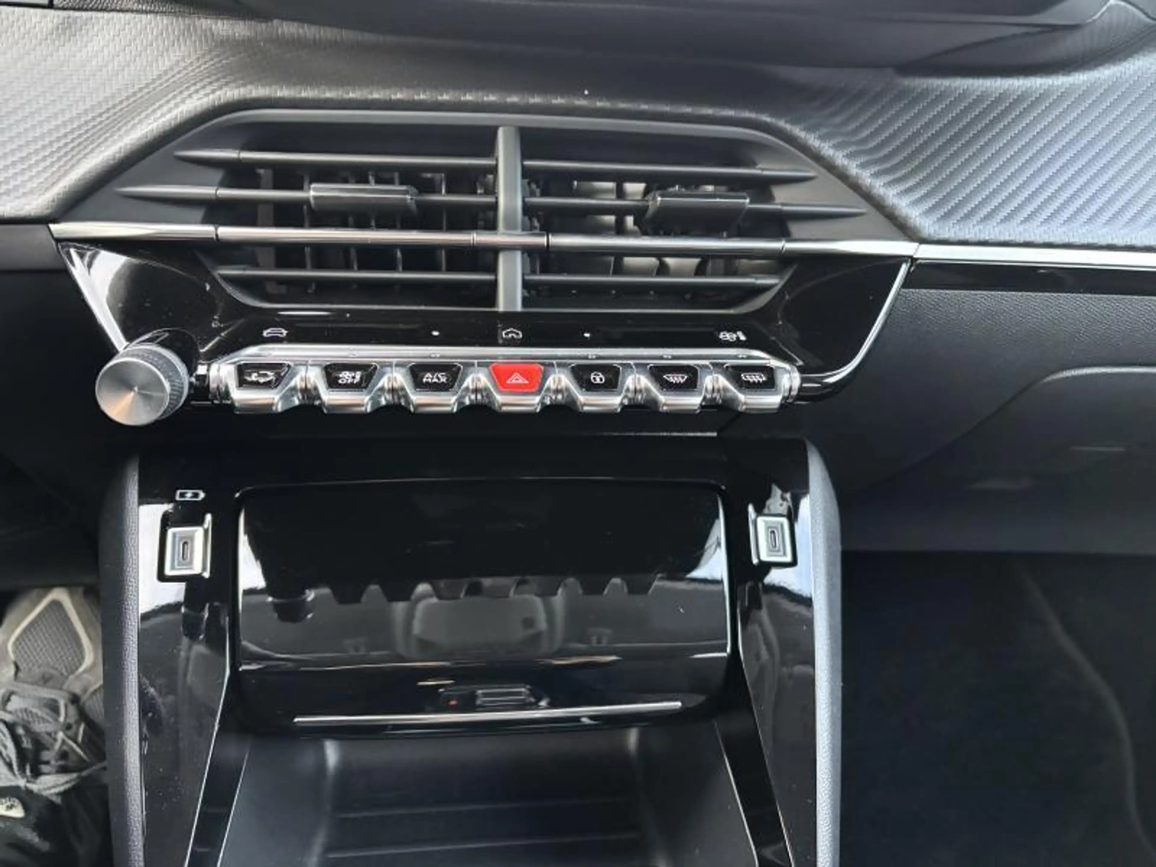 Peugeot 208 ALLURE 1.2 Hybrid 100 e-DCS6 — photo 12