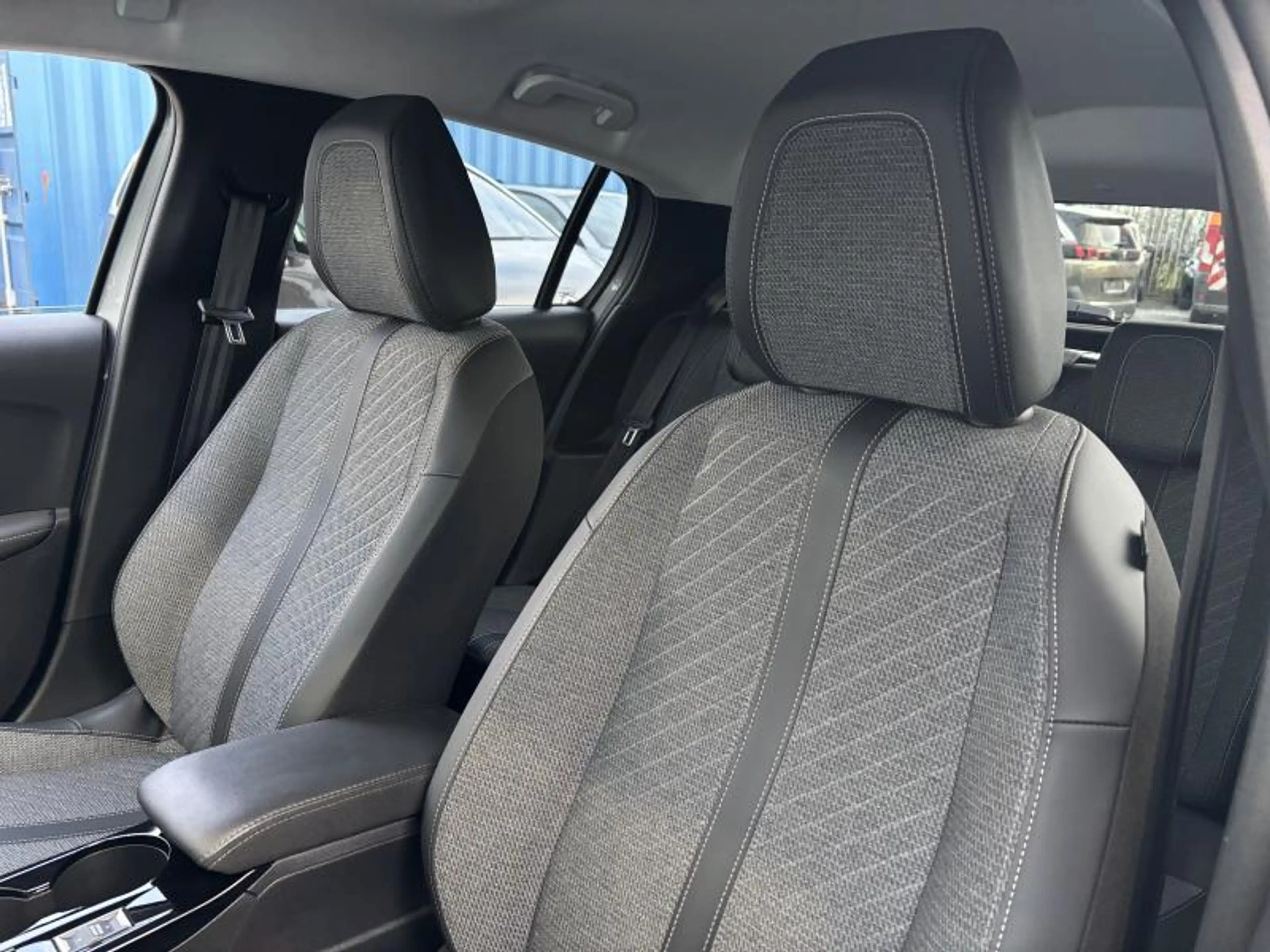 Peugeot 208 ALLURE 1.2 Hybrid 100 e-DCS6 — photo 8