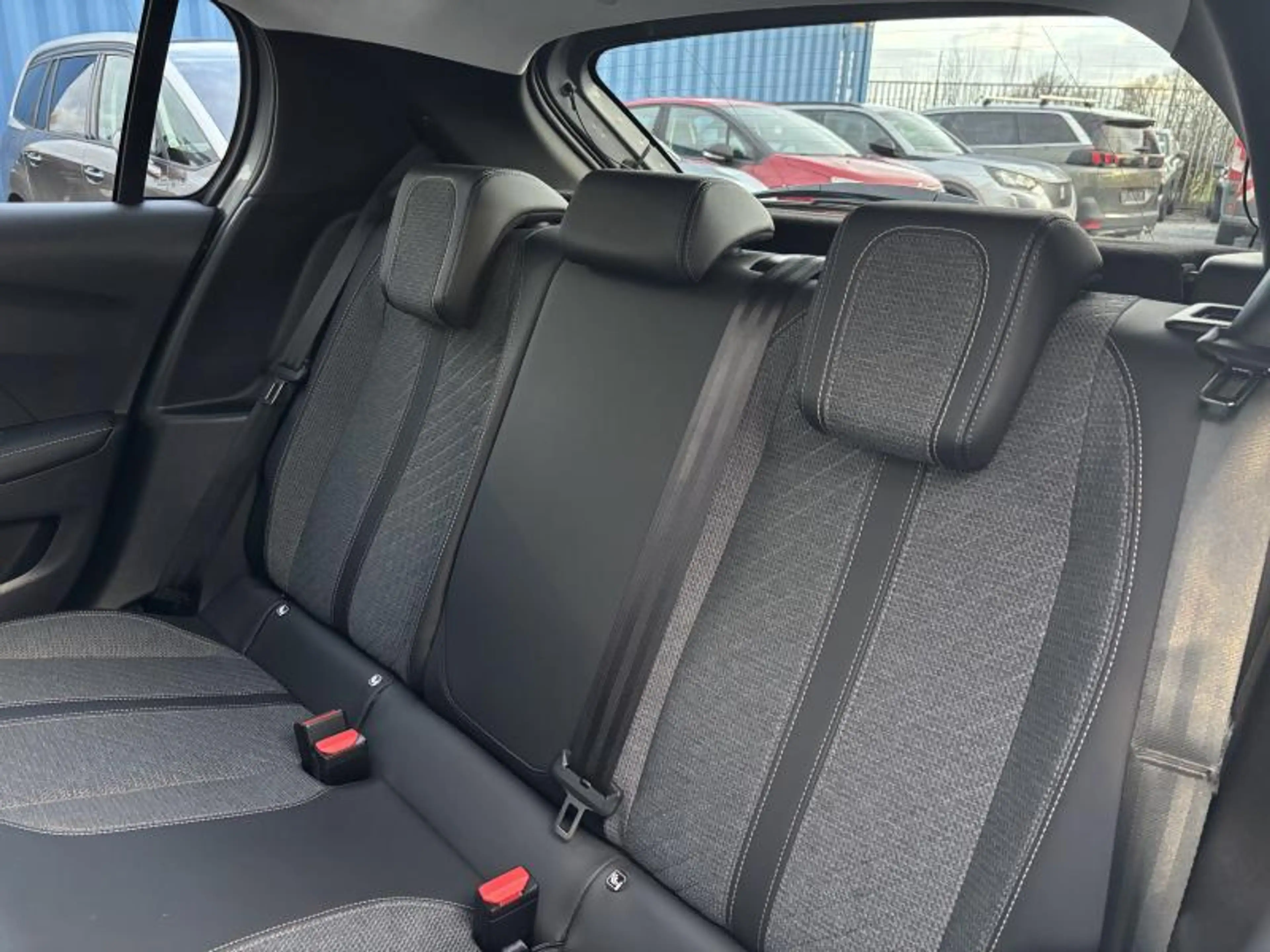 Peugeot 208 ALLURE 1.2 Hybrid 100 e-DCS6 — photo 9