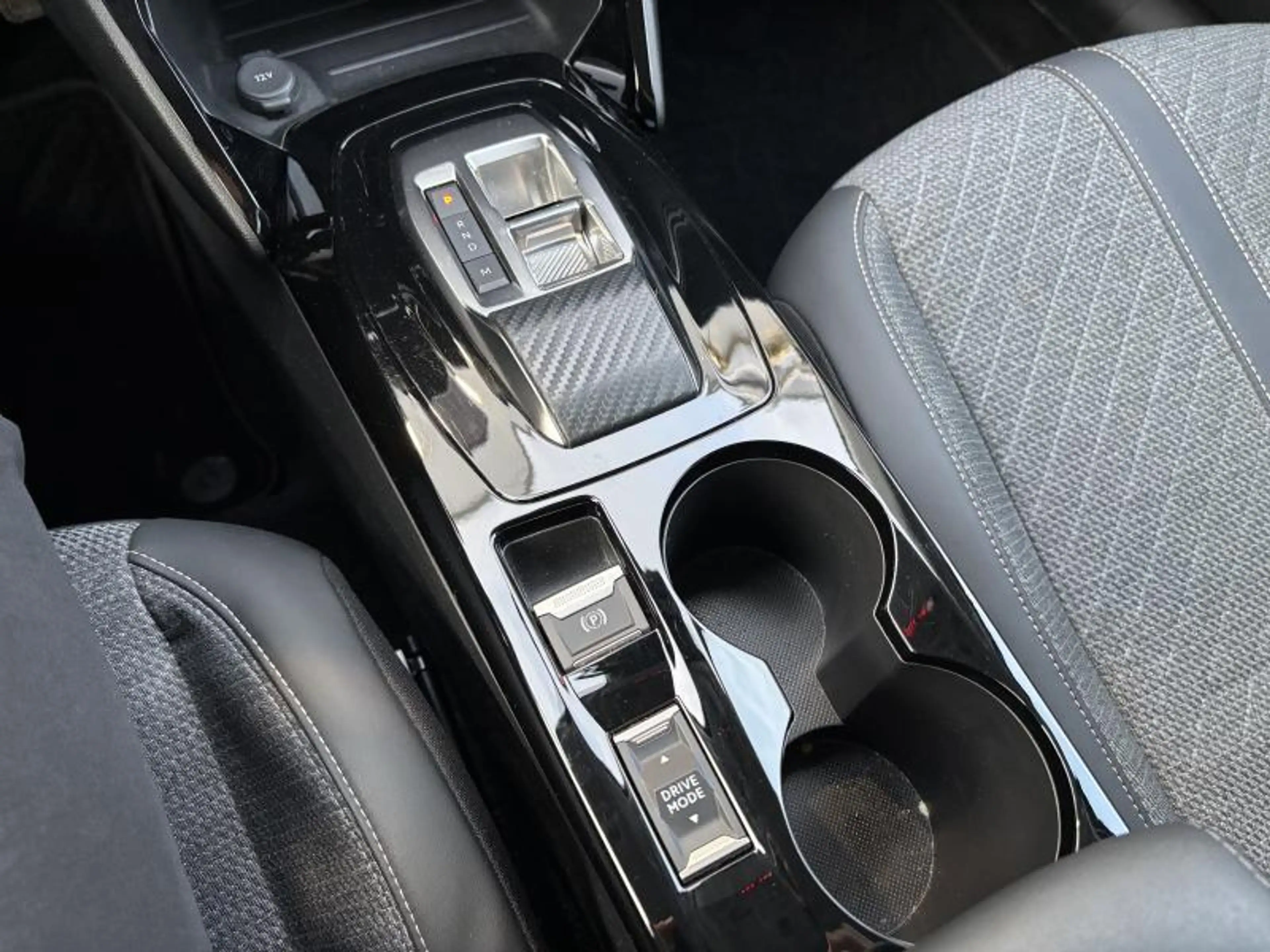 Peugeot 208 ALLURE 1.2 Hybrid 100 e-DCS6 — photo 13