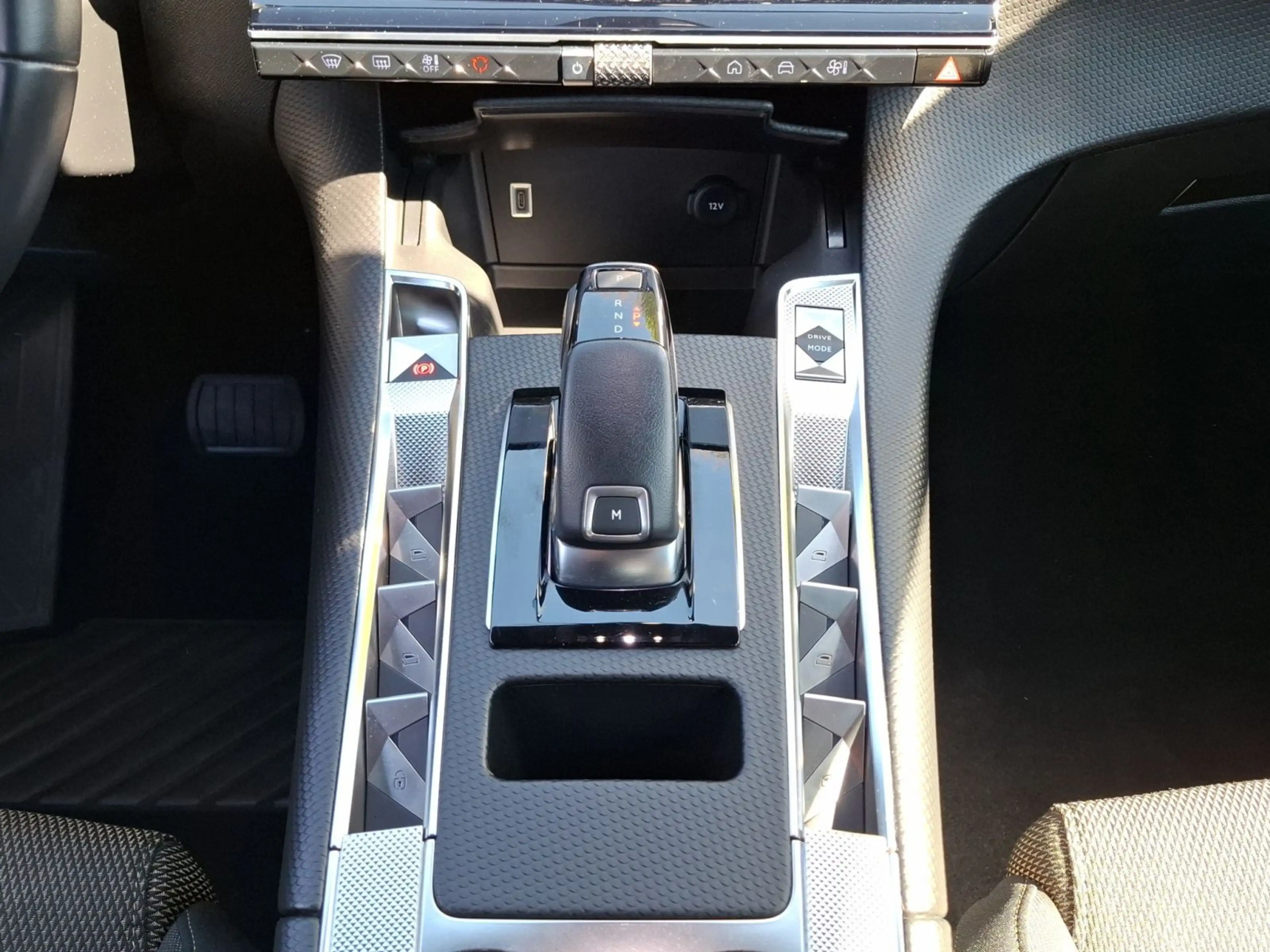 DS Automobiles DS 7 Bastille+ BlueHDi 130 EAT8 — photo 15