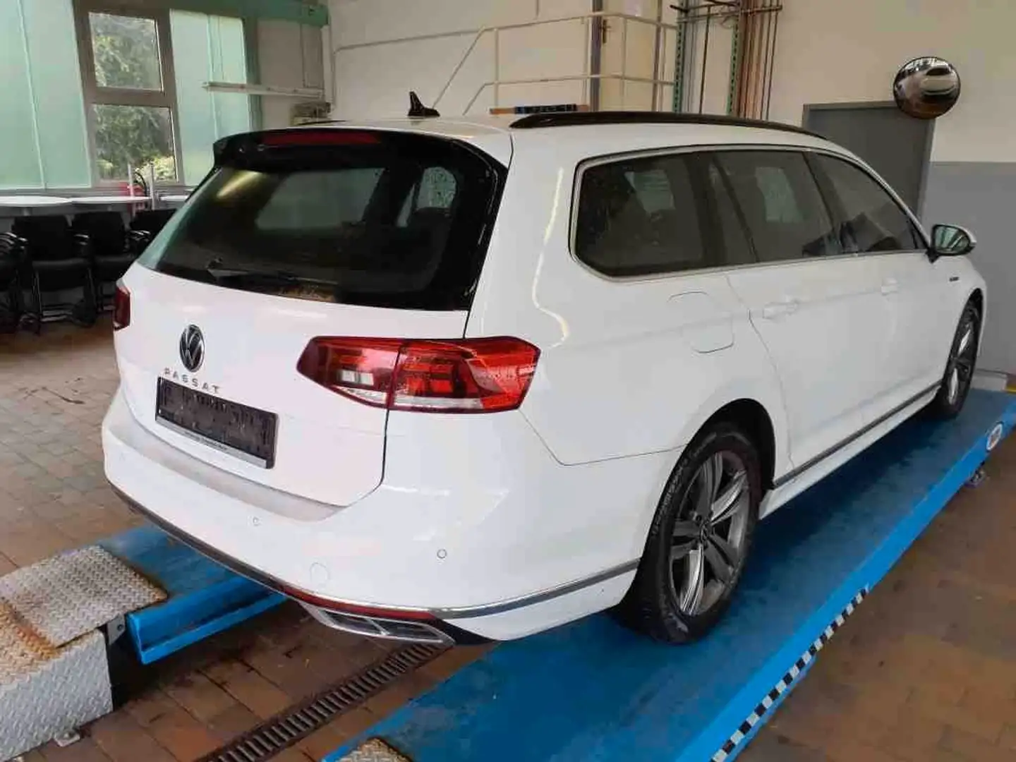 Volkswagen Passat Variant R-Line 2.0TDI DSG LED Navi ACC Weiß - 2