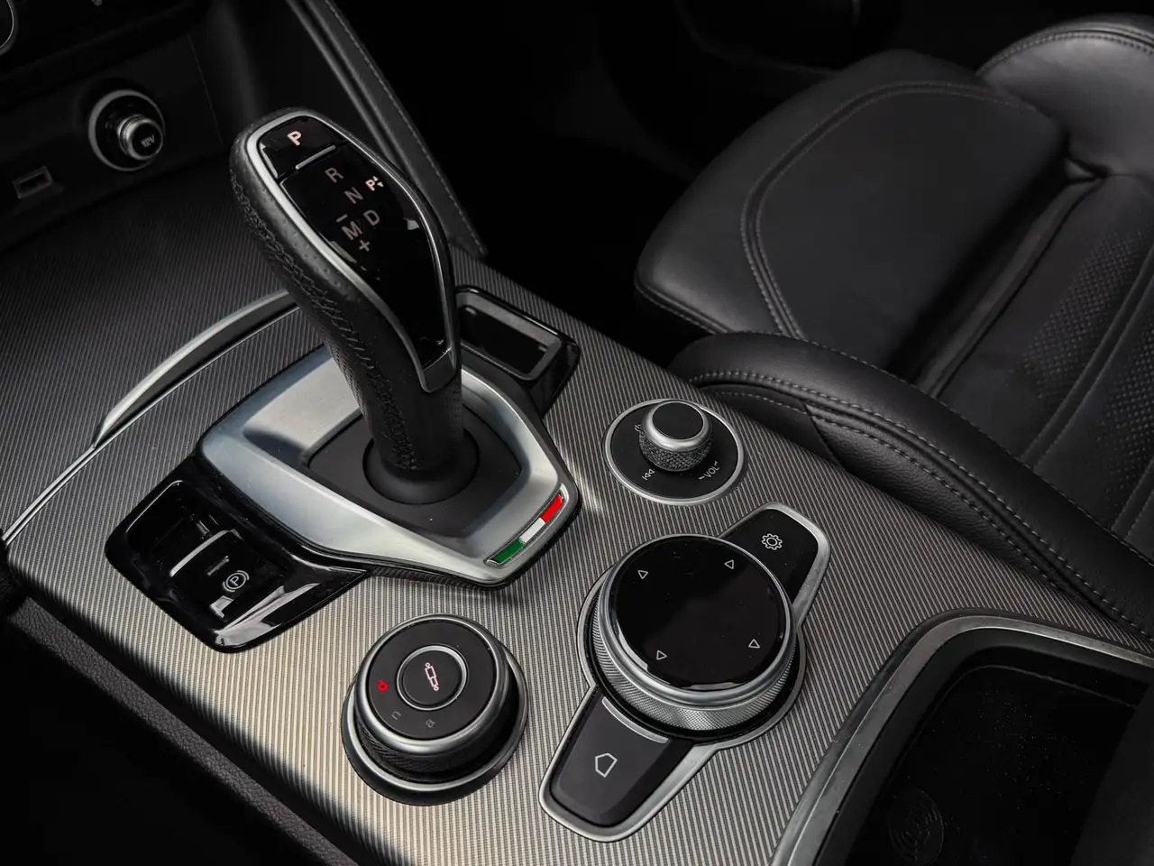 Alfa Romeo Stelvio 2022 — фото 17