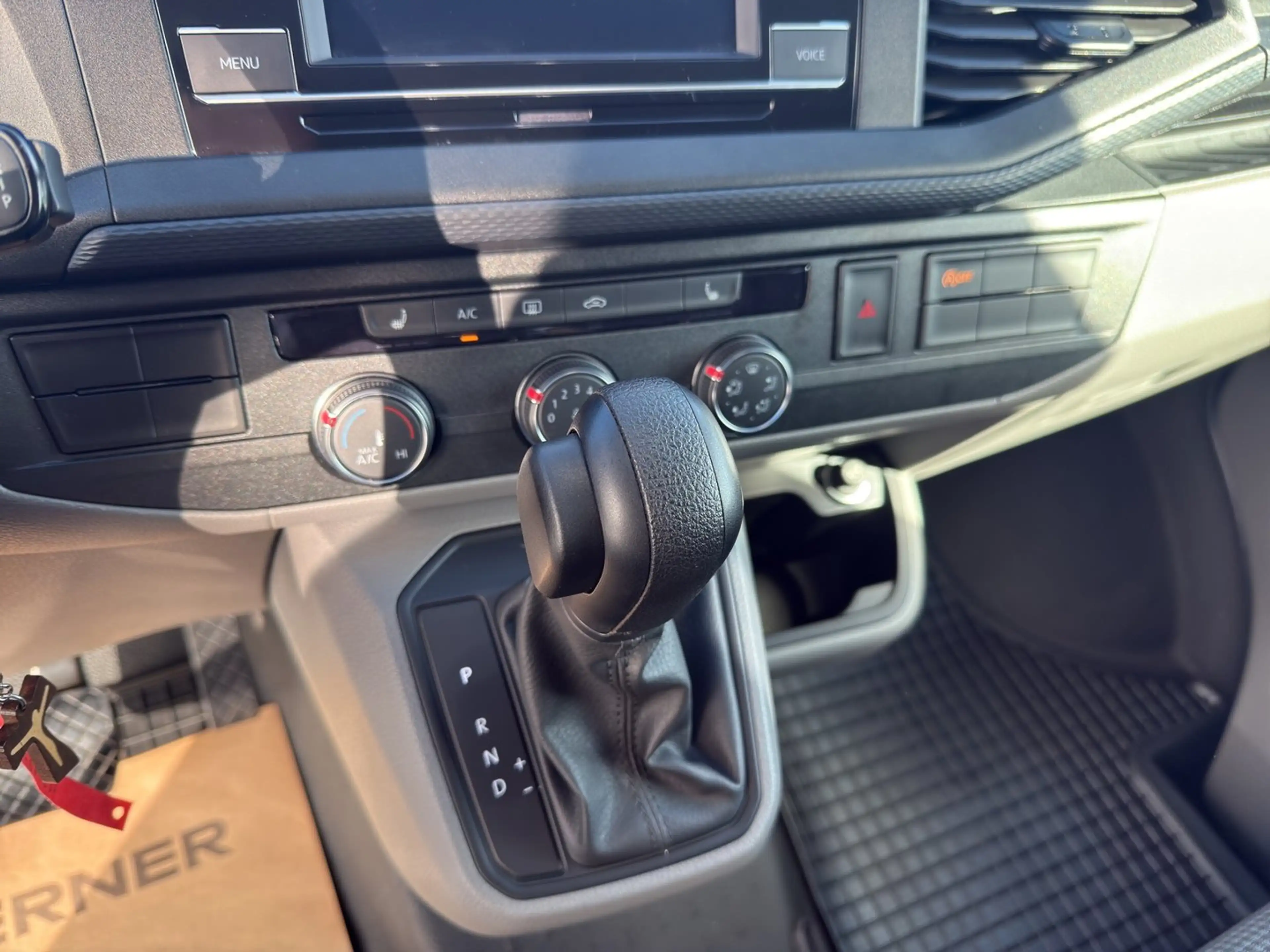 Volkswagen T6.1 Transporter Kombi LR TDI — photo 14