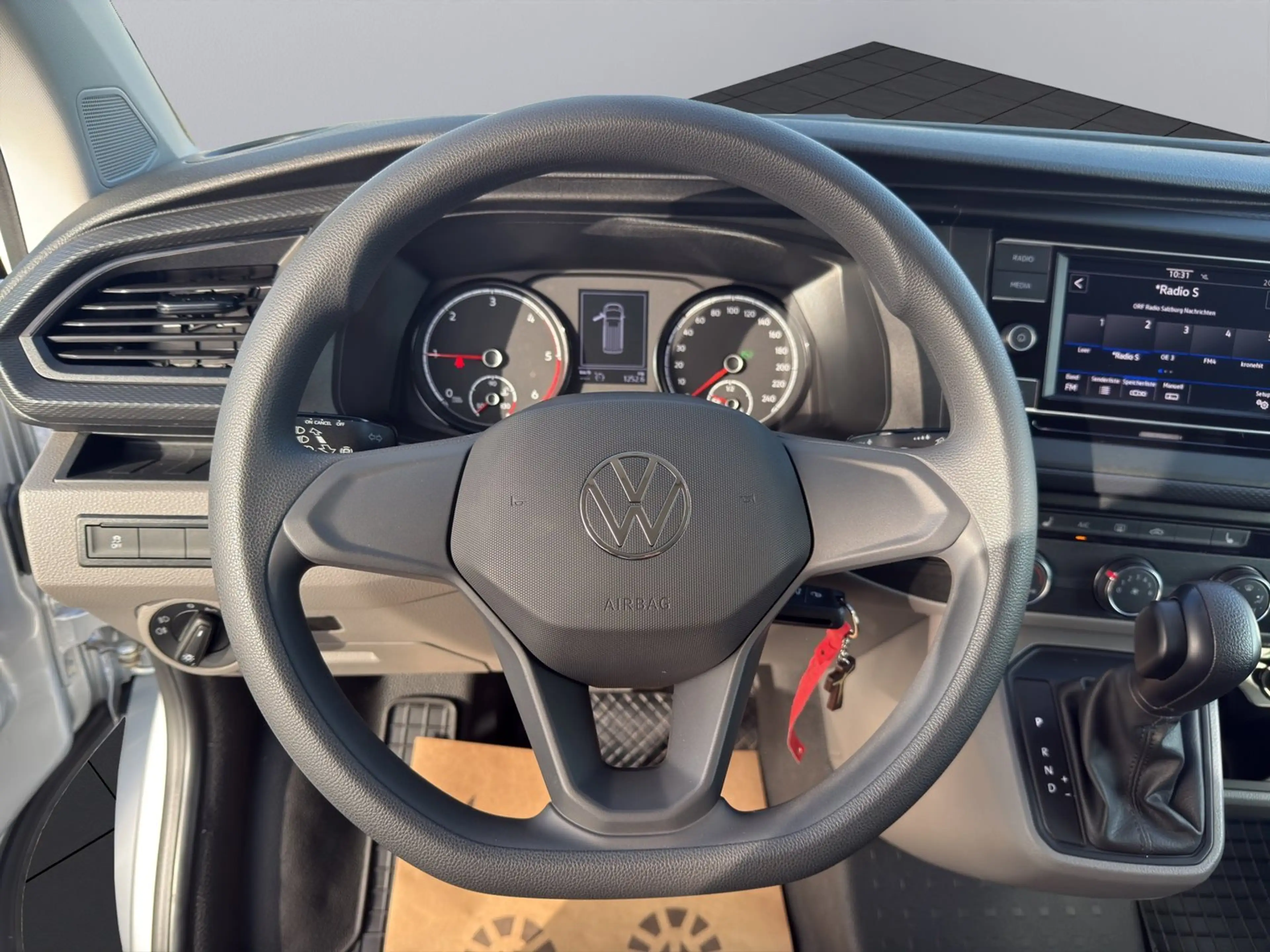 Volkswagen T6.1 Transporter Kombi LR TDI — photo 10