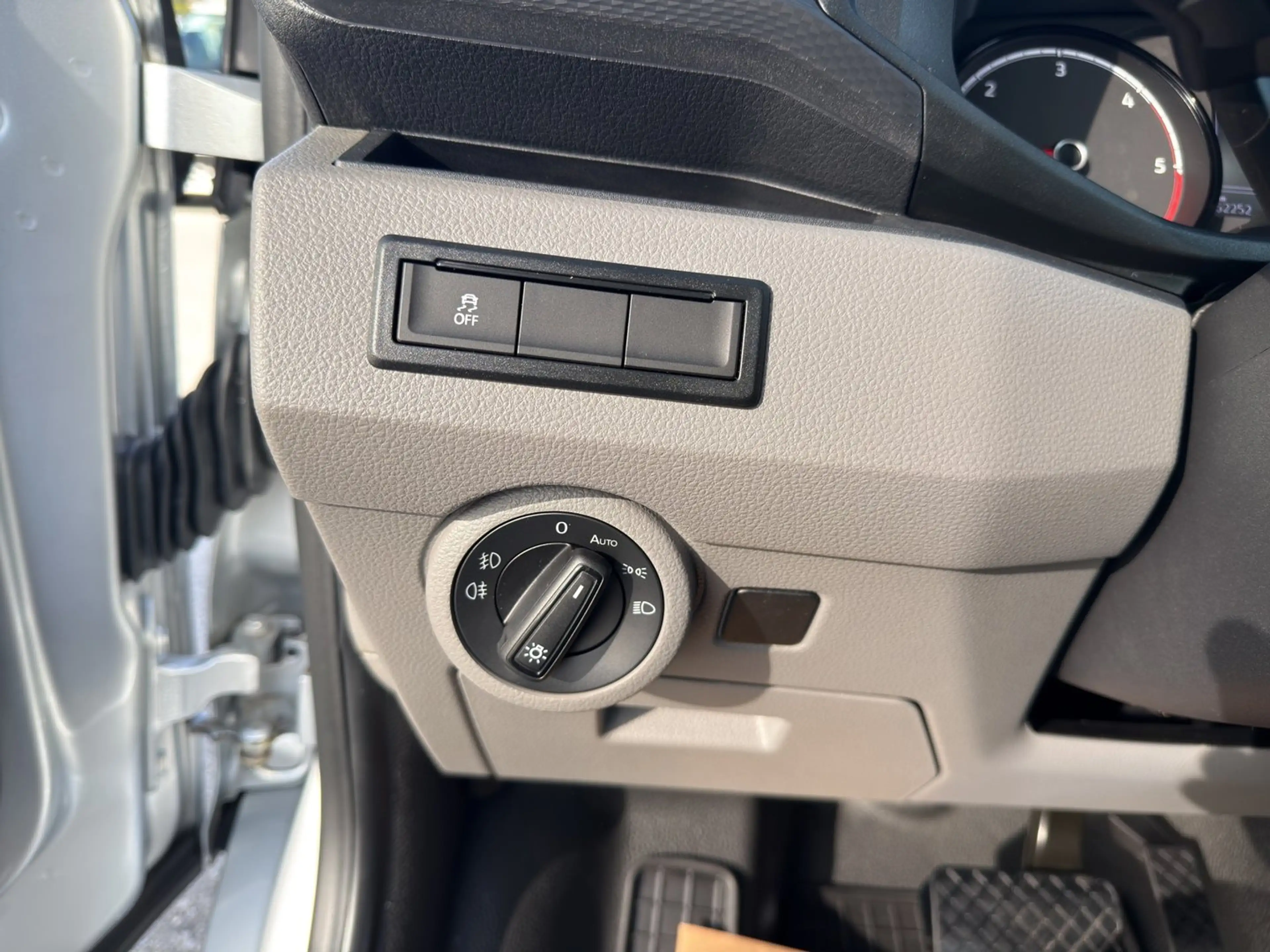 Volkswagen T6.1 Transporter Kombi LR TDI — photo 15