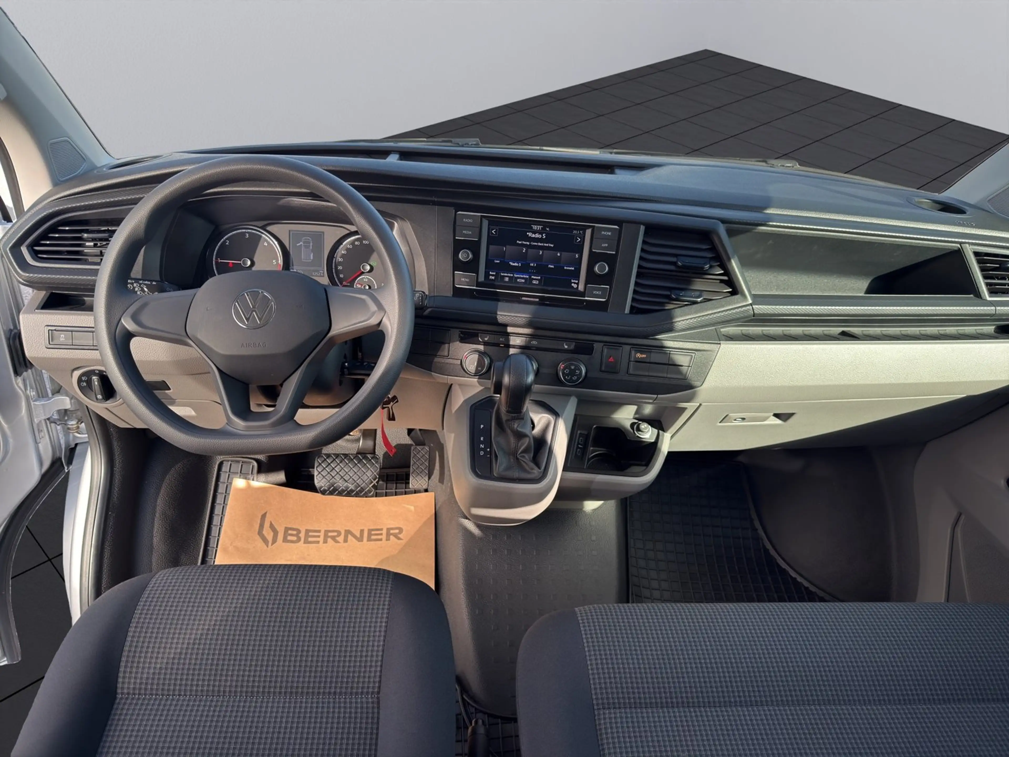 Volkswagen T6.1 Transporter Kombi LR TDI — photo 9