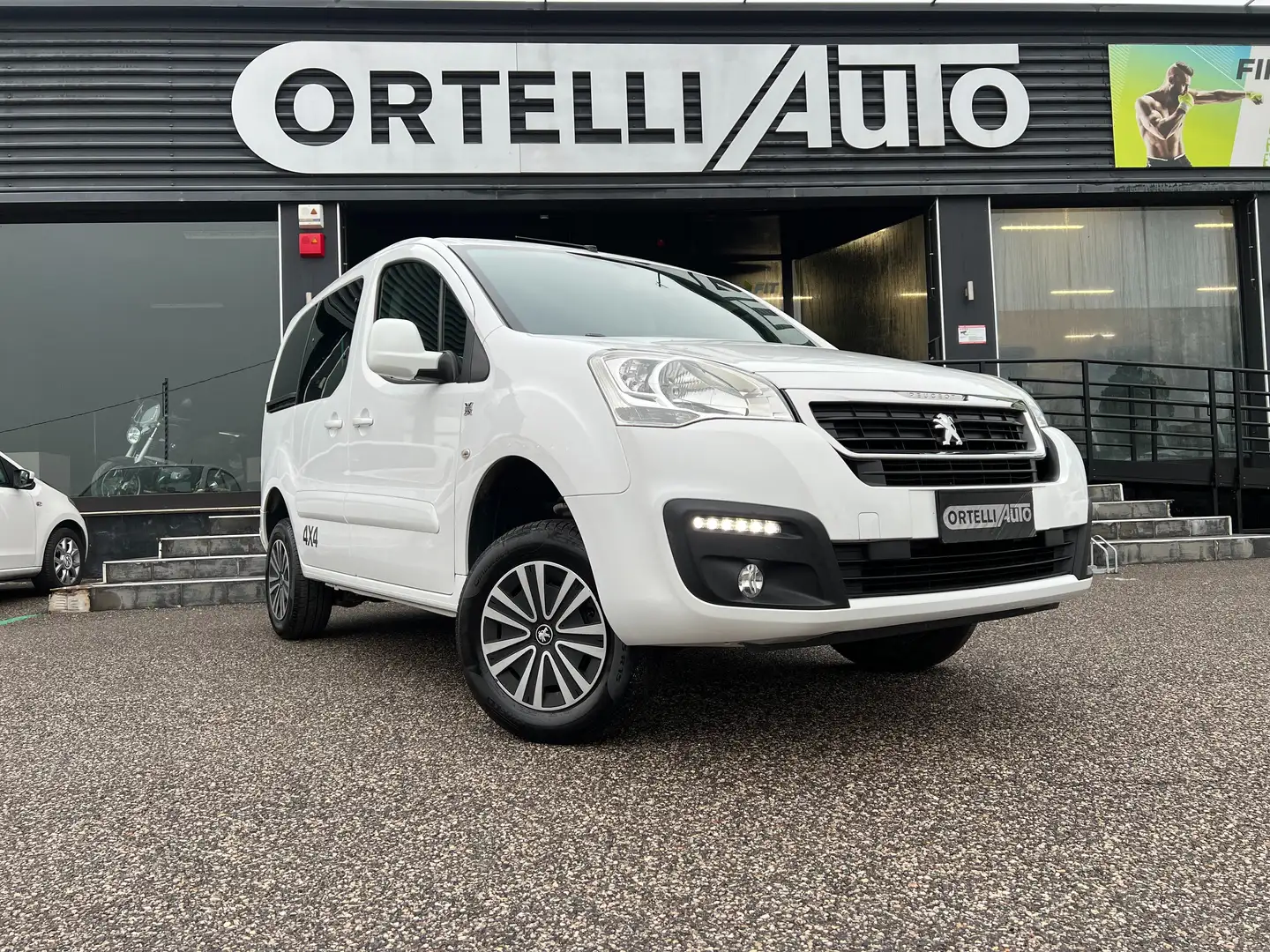 Peugeot Partner Tepee 1.6 bluehdi Outdoor T.Control Plus 4x4 100cv Bianco - 1