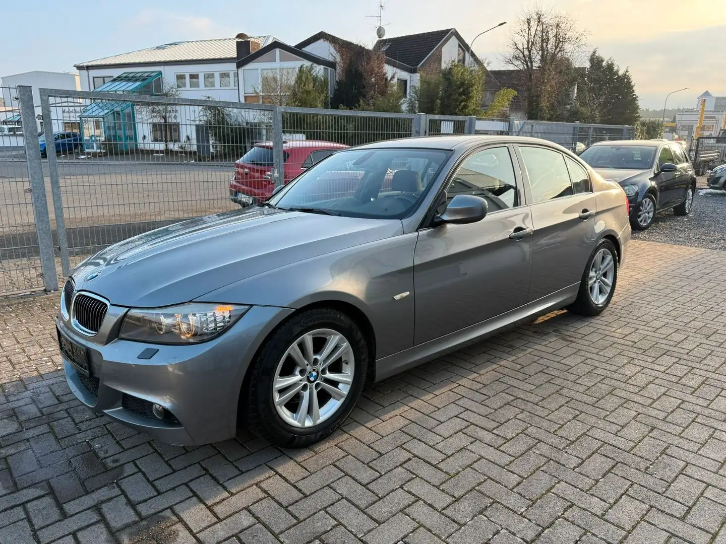 BMW 320 i 3 Limousine M-Paket Edition Automatik Navi Gris - 1