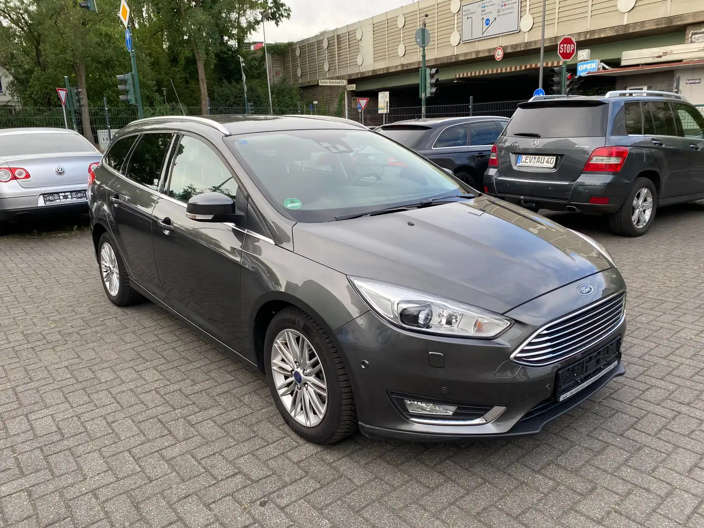 Ford Focus Turnier 1.5 EcoBoost Automatik Business Edition Grau - 1