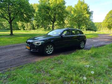 BMW 118i 170pk Automaat – F20 – 10/2012 – Black Sapphire Metallic – winterbanden - Zeer goed onderhouden