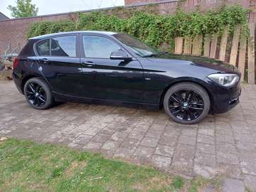 BMW 118i 170pk Automaat – F20 – 10/2012 – Black Sapphire Metallic – winterbanden - Zeer goed onderhouden