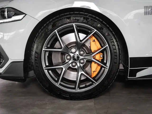 Ford Mustang view 4