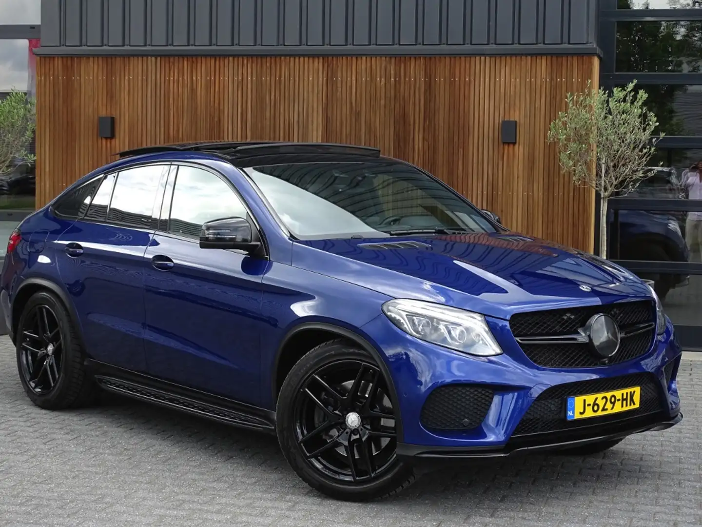 Mercedes-Benz GLE 400 Coupé 334PK 4-MATIC / AMG / Air-Matic / Pano / LED Blauw - 2