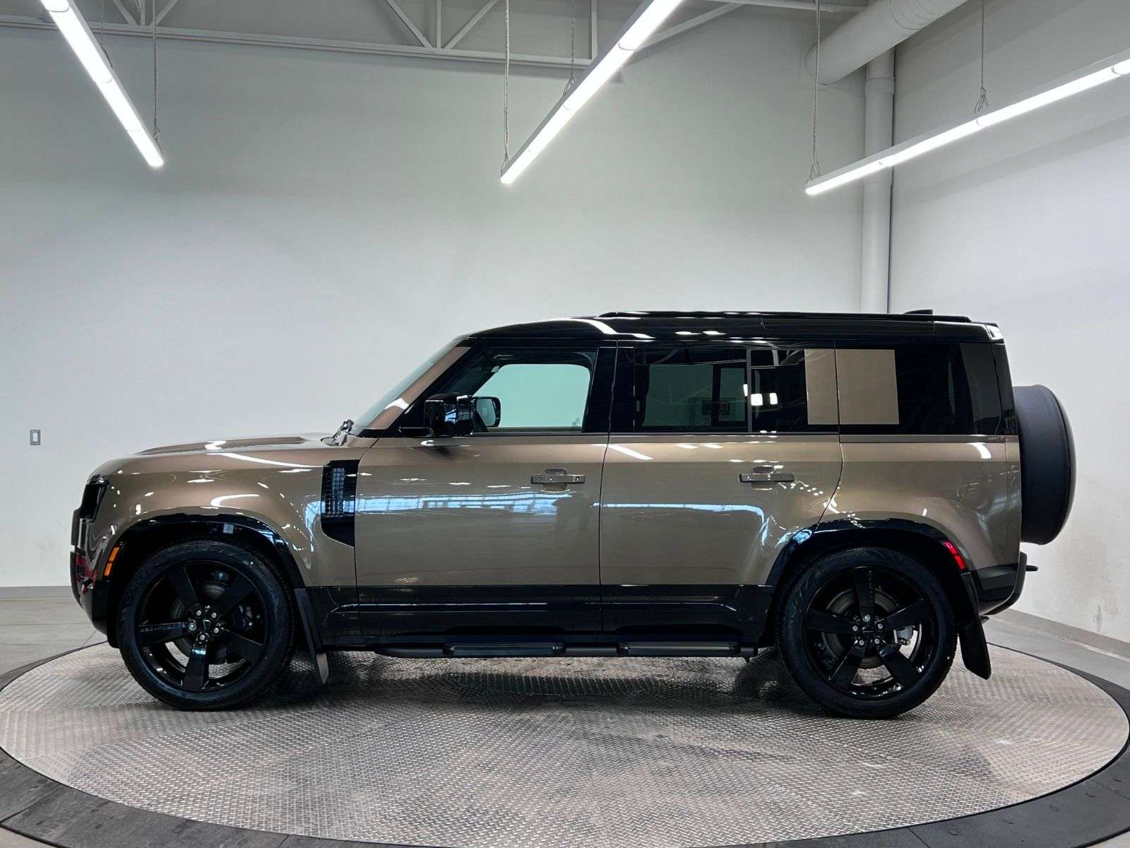 2026 Land Rover Defender 110 P400 X-DYNAMIC SE alt 2