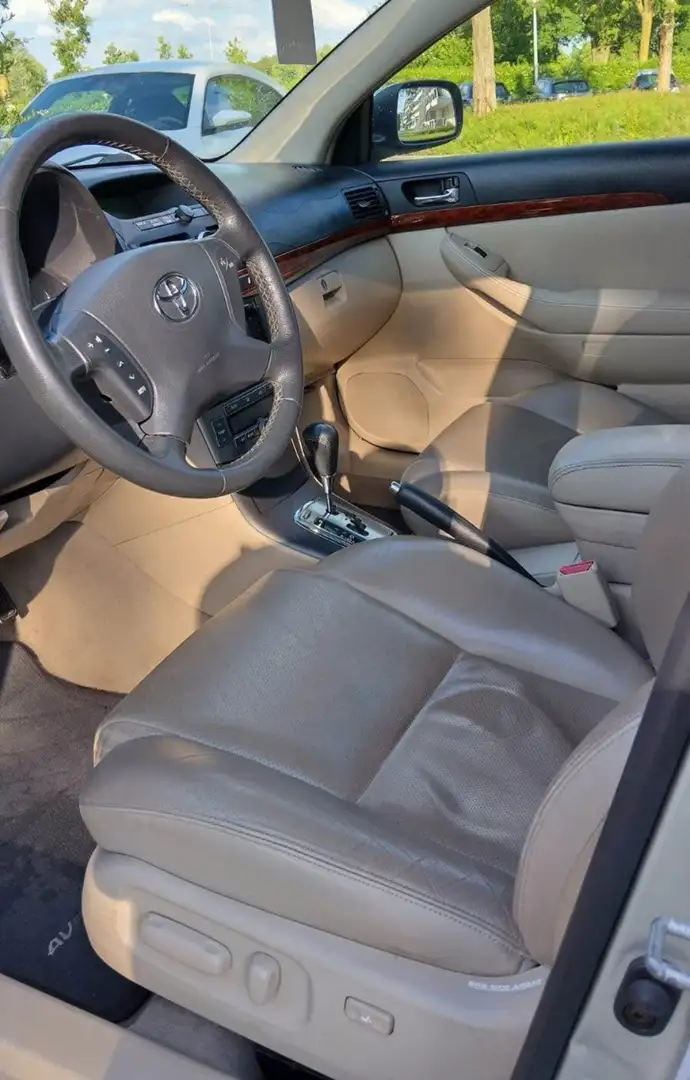 Toyota Avensis 2.0 VVTi Executive. Gris - 1