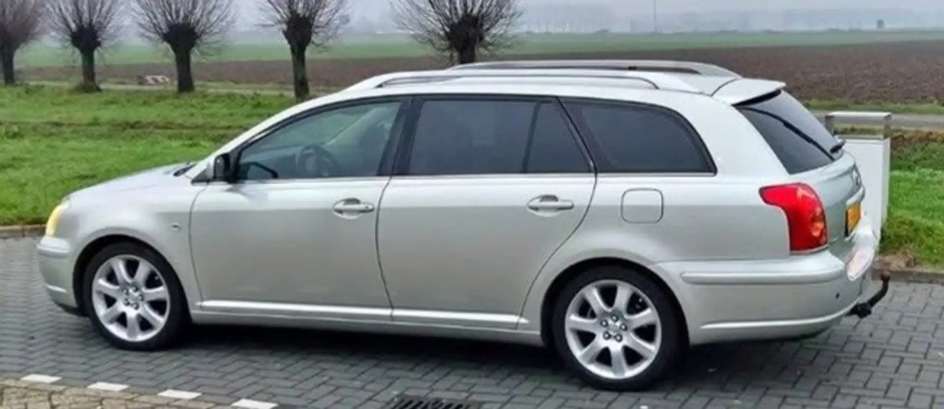 Toyota Avensis 2.0 VVTi Executive. Gris - 2