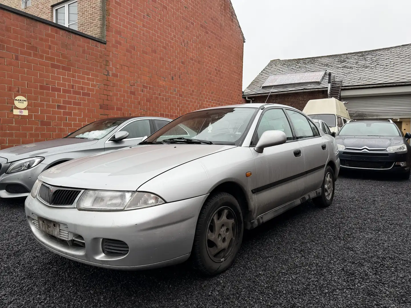 Mitsubishi Carisma 1.6i GL Anniversary *Airco* Gris - 2