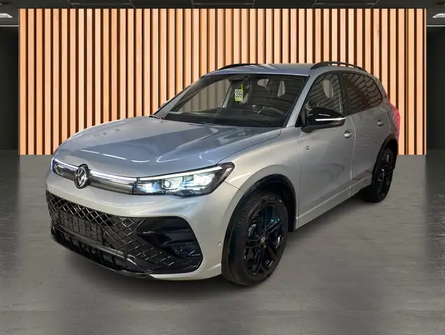 Volkswagen Tiguan view 2