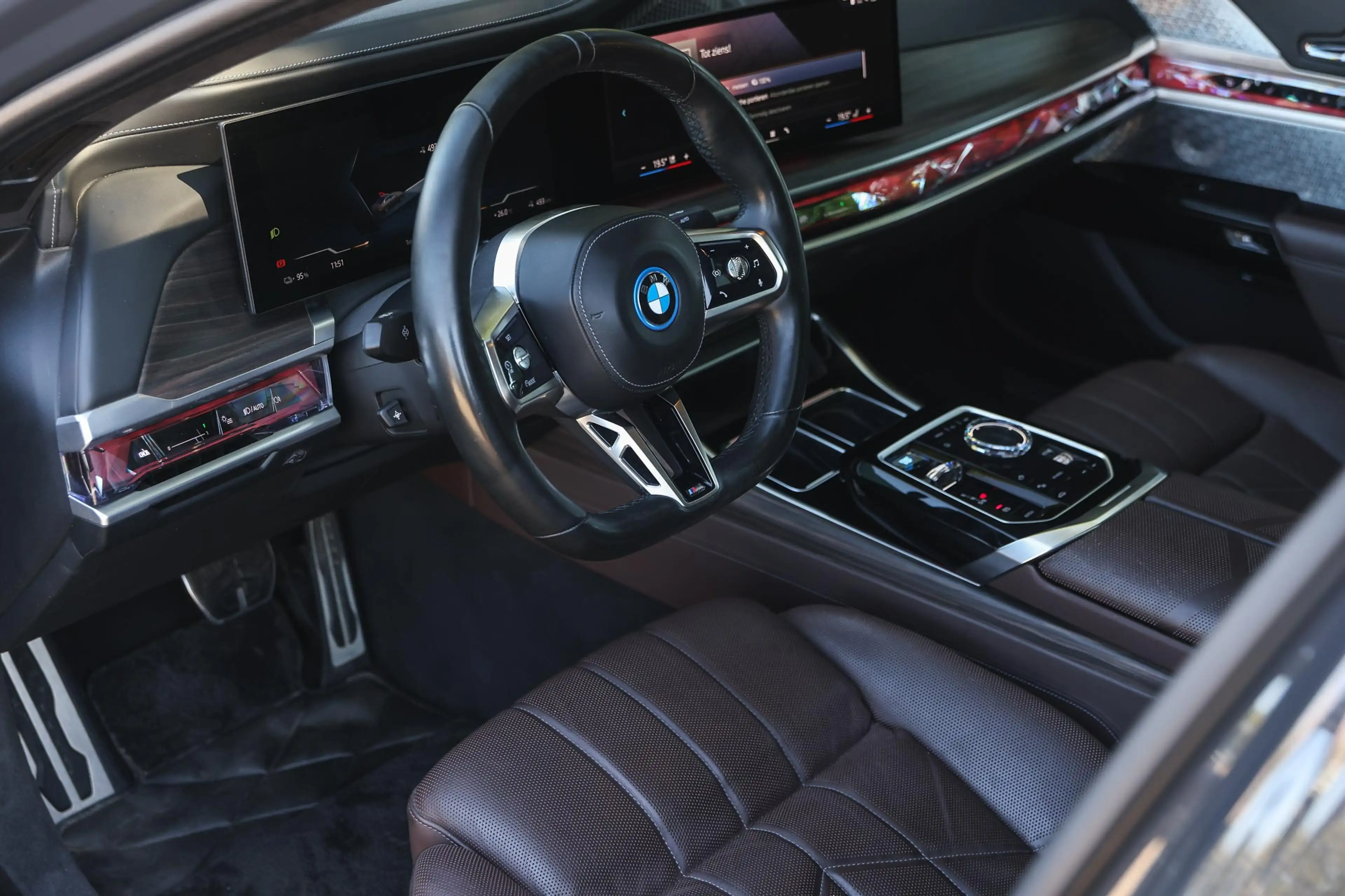 BMW i7 xDrive60 M Sport / Panoramadak Sky Lounge / Trekha — photo 9