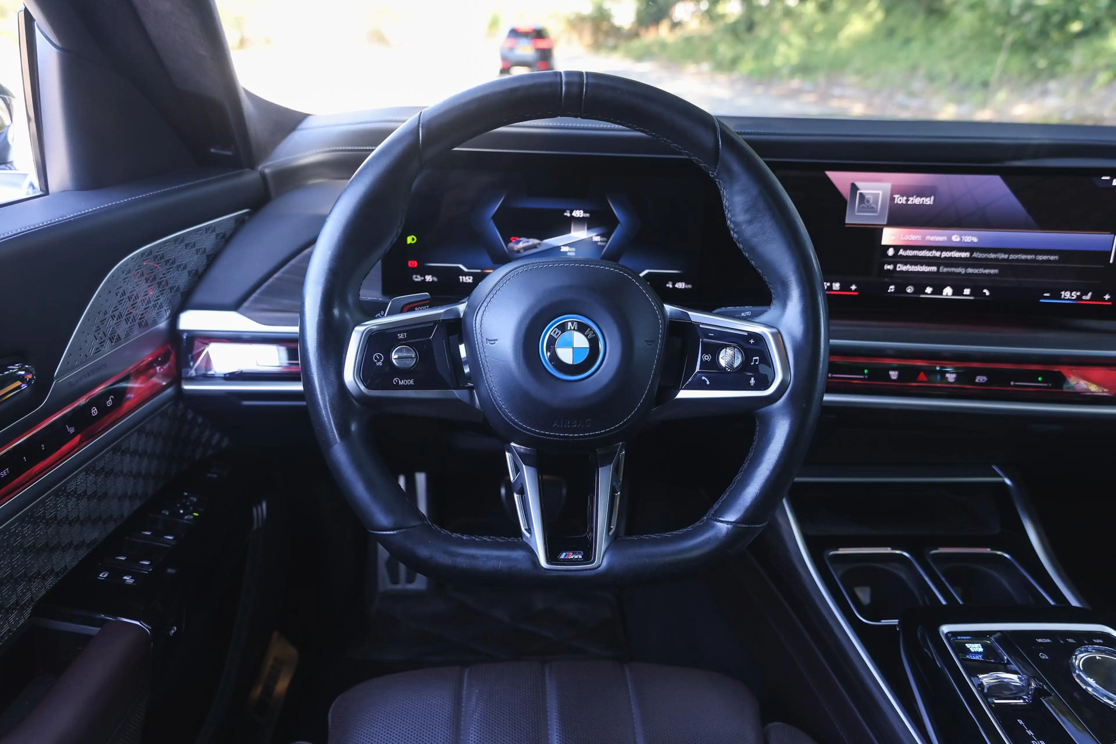 BMW i7 xDrive60 M Sport / Panoramadak Sky Lounge / Trekha — photo 3