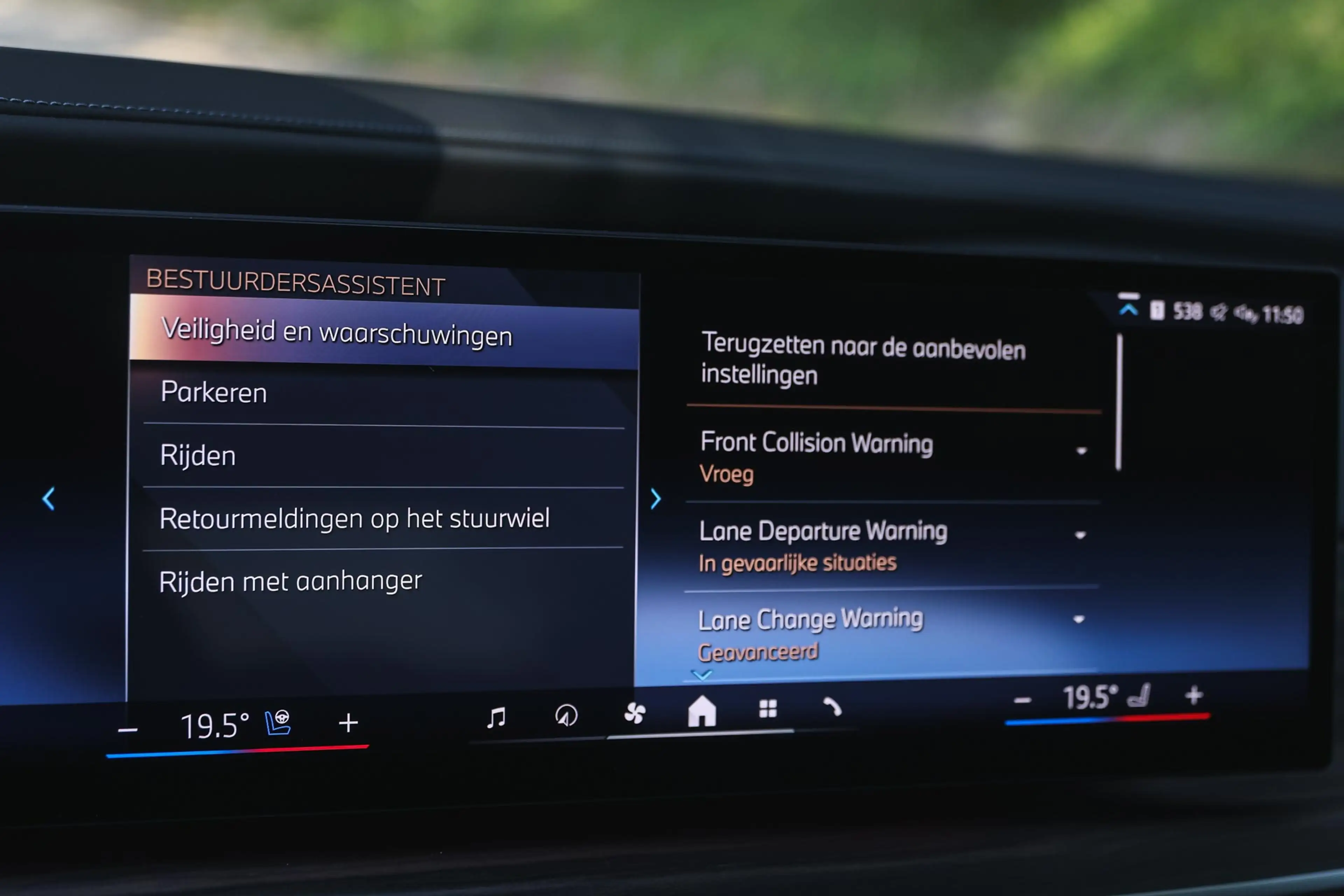 BMW i7 xDrive60 M Sport / Panoramadak Sky Lounge / Trekha — photo 13