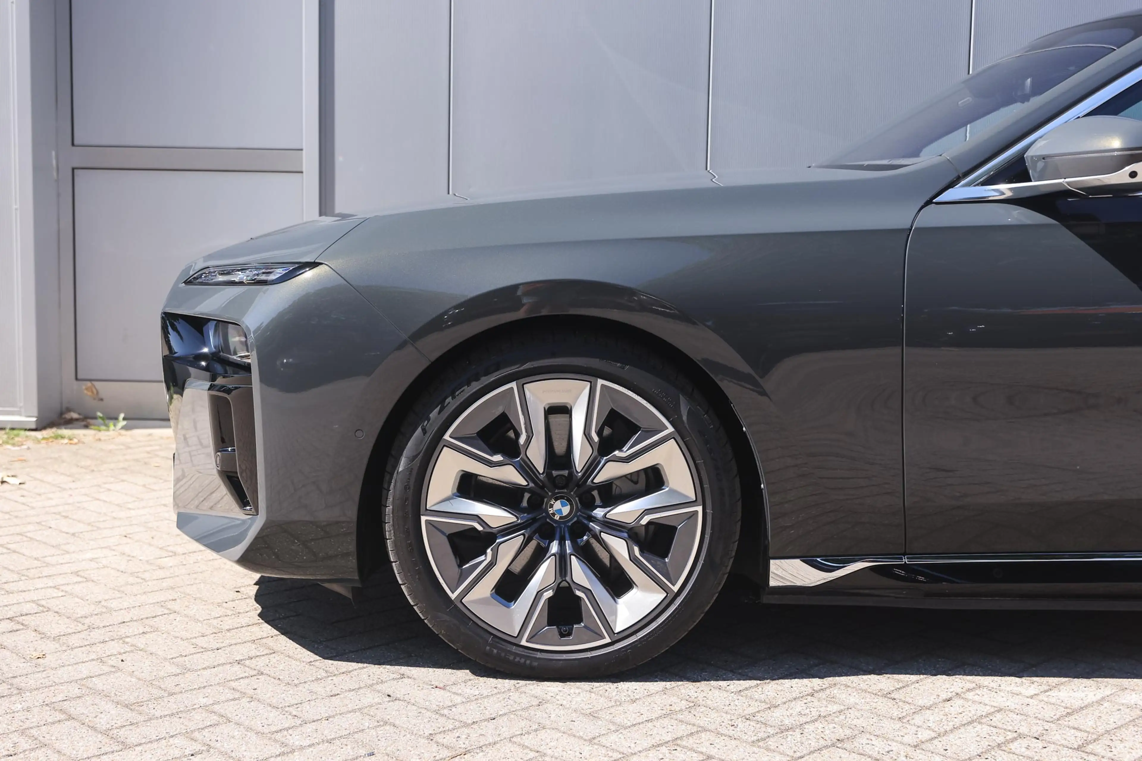 BMW i7 xDrive60 M Sport / Panoramadak Sky Lounge / Trekha — photo 4