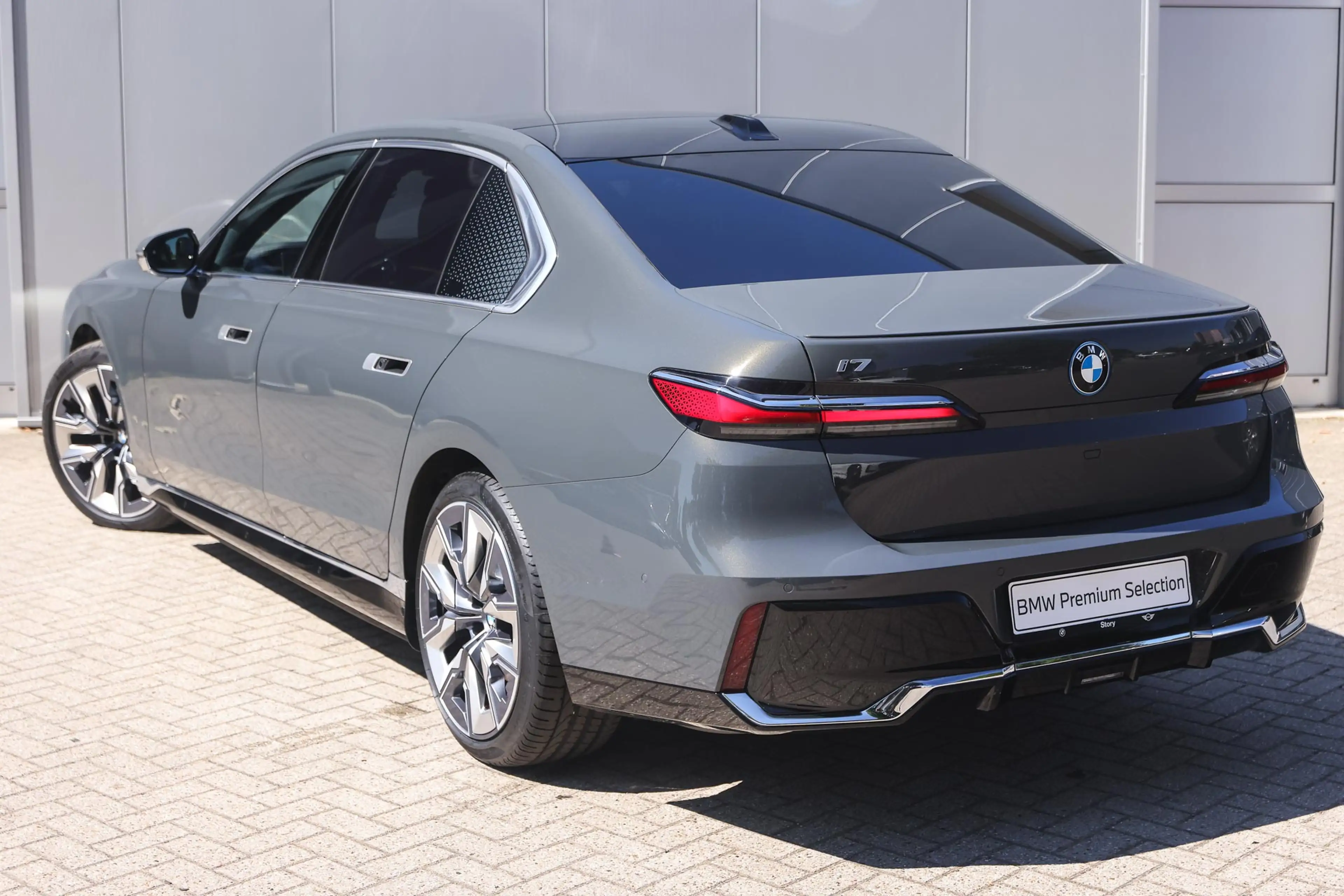 BMW i7 xDrive60 M Sport / Panoramadak Sky Lounge / Trekha — photo 2
