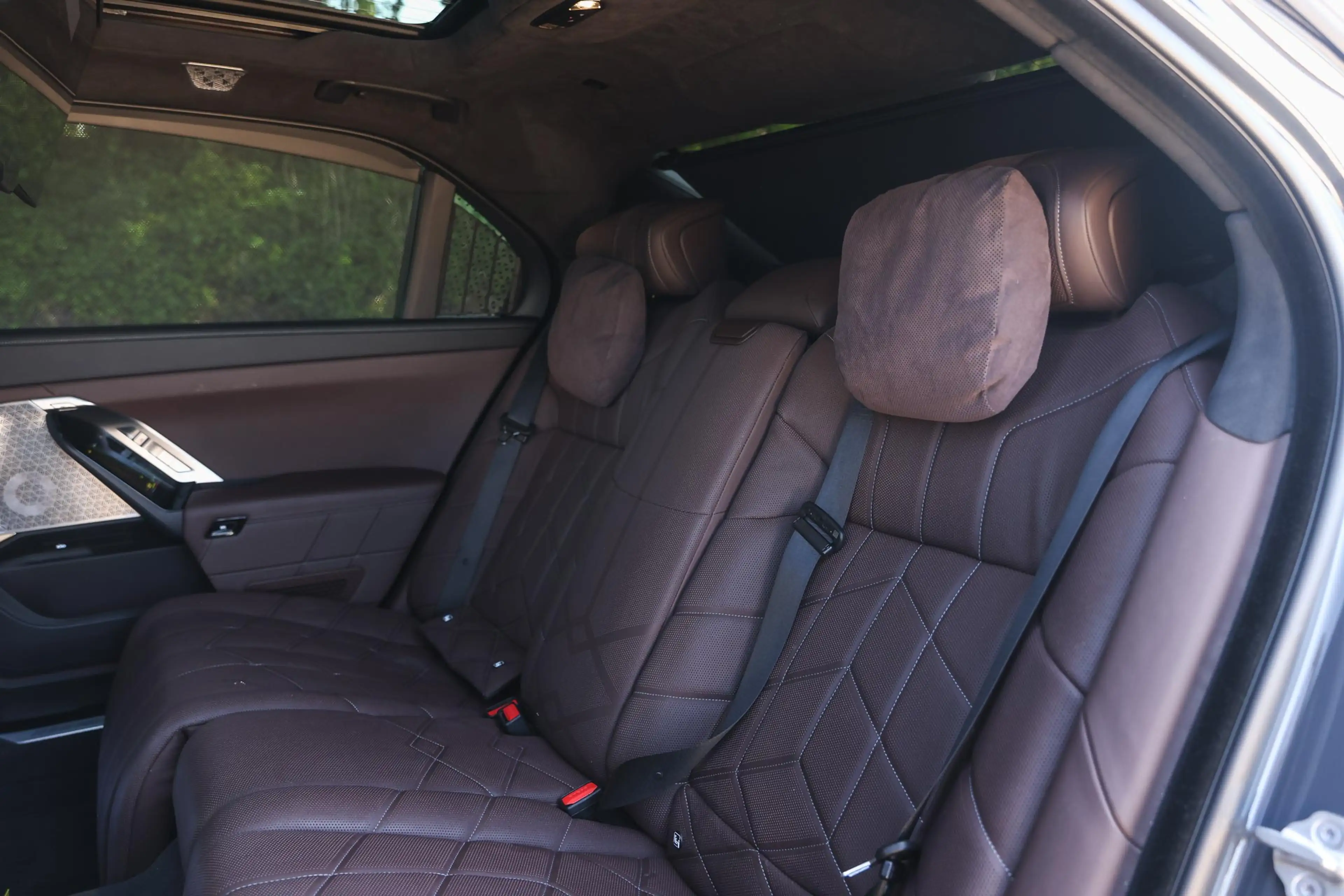 BMW i7 xDrive60 M Sport / Panoramadak Sky Lounge / Trekha — photo 11