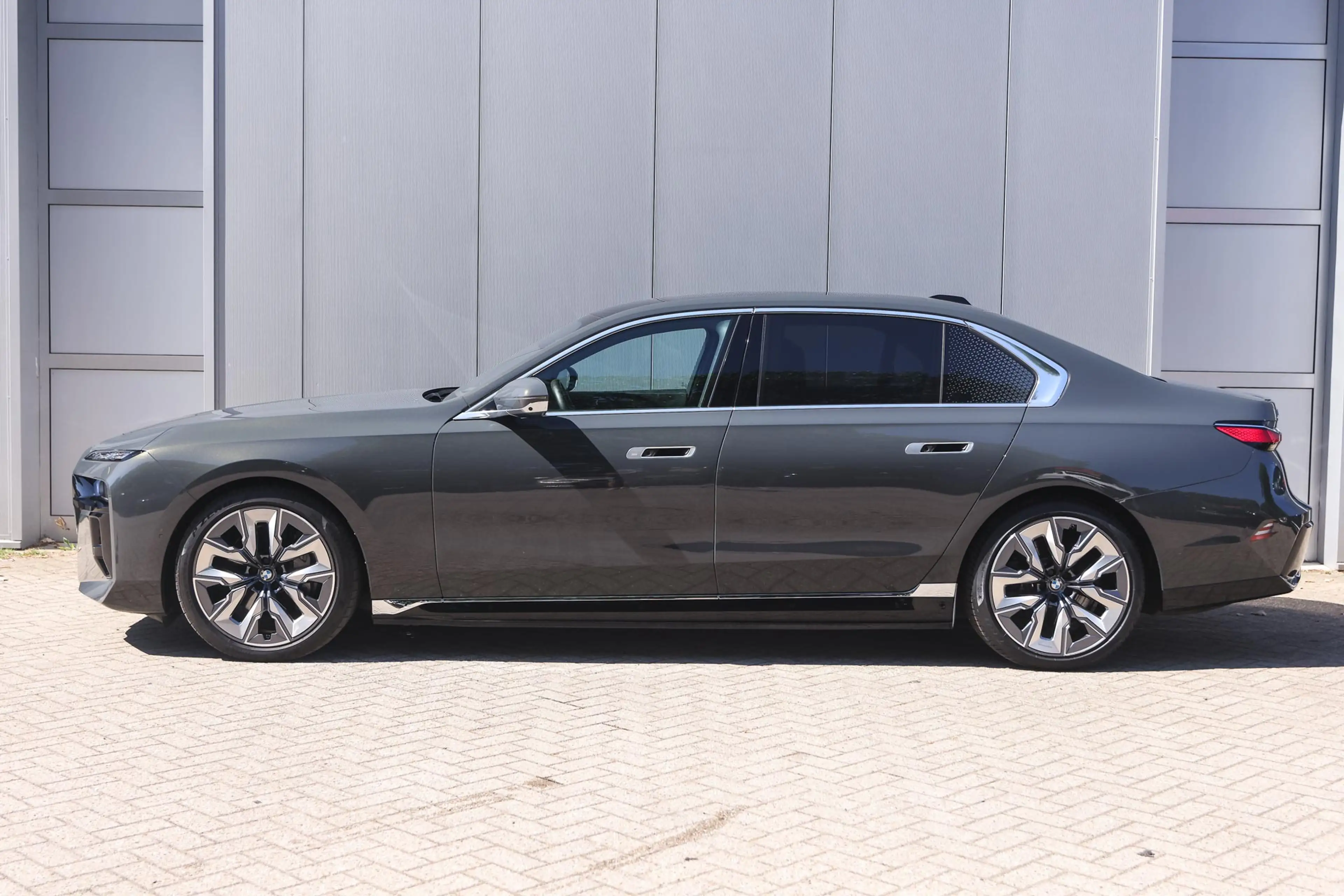 BMW i7 xDrive60 M Sport / Panoramadak Sky Lounge / Trekha — photo 7
