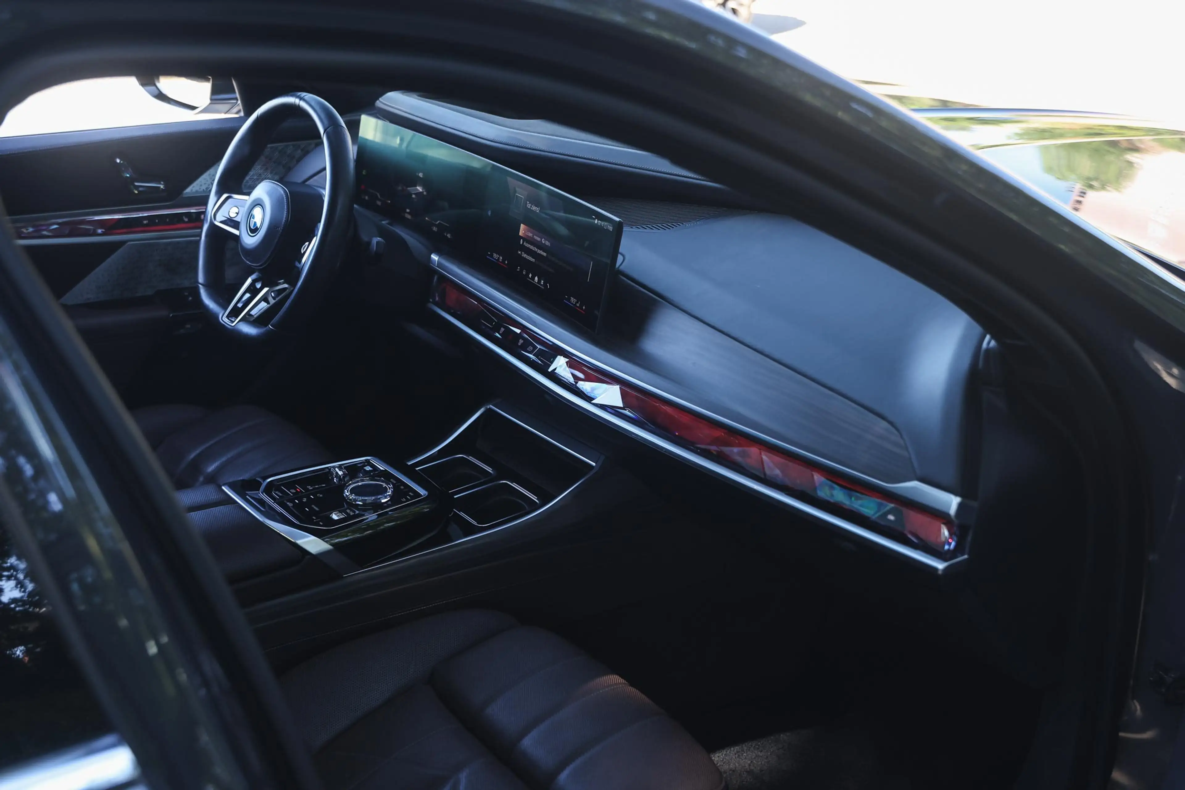 BMW i7 xDrive60 M Sport / Panoramadak Sky Lounge / Trekha — photo 10