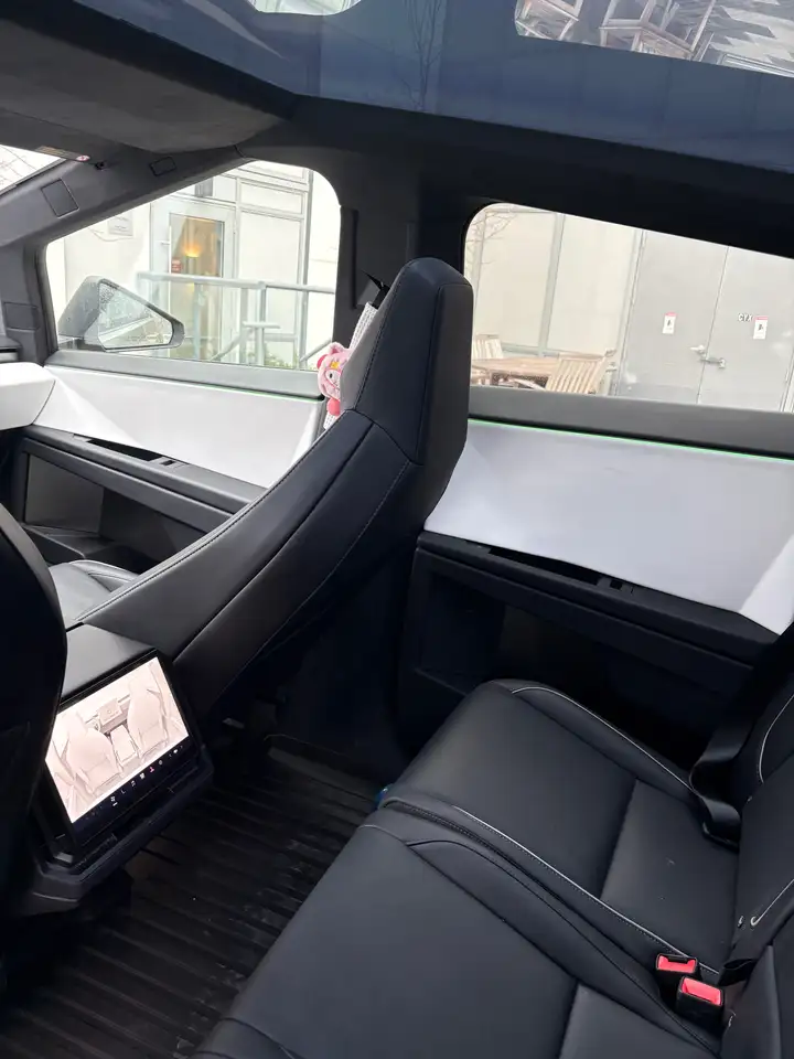 Tesla Cybertruck снимка Tesla Cybertruck