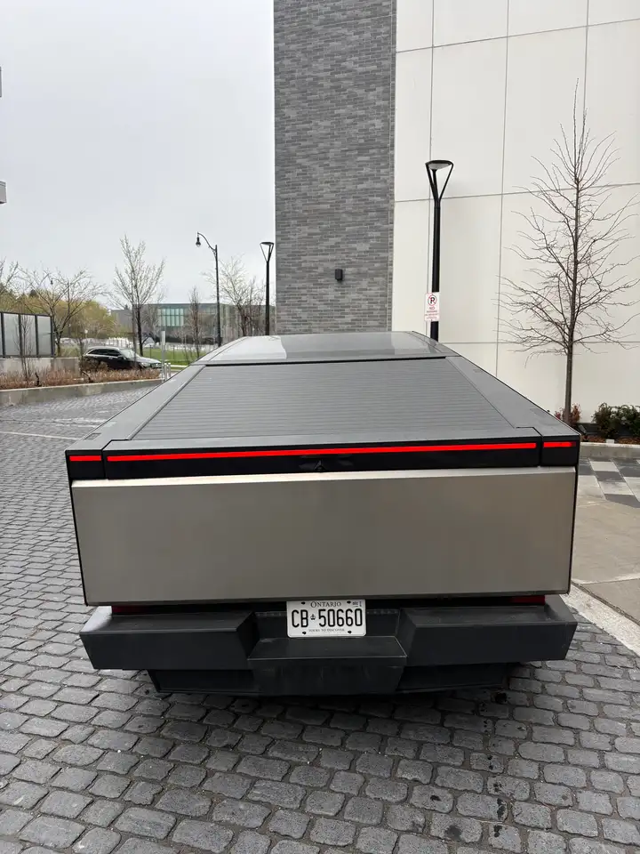 Tesla Cybertruck снимка Tesla Cybertruck